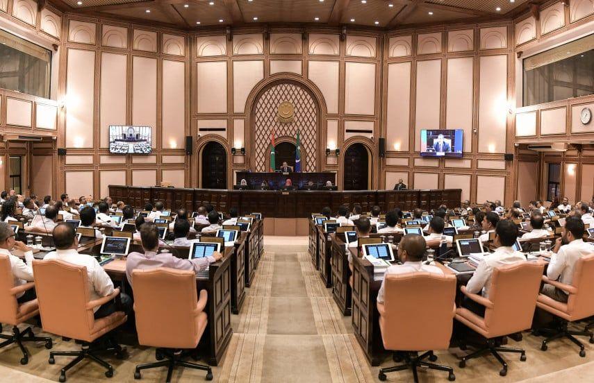 ކުރީގެ ރައީސުންގެ އޮފީސް ޚަރަދު އުނިކޮށް، ނައިބުންނަށް ޢިނާޔަތް ދޭ ބިލް ފާސްކޮށްފި