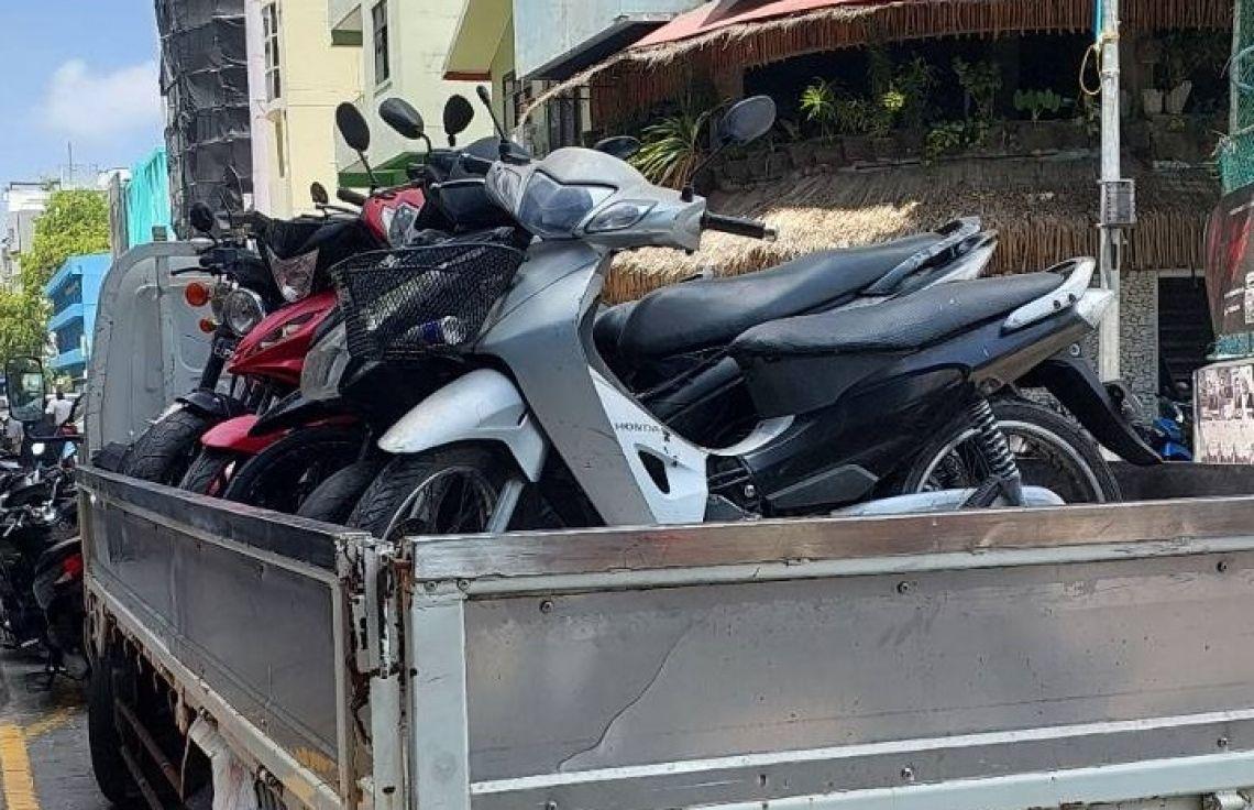 ގަވާއިދާ ހިލާފަށް ޕާކްކޮށްފައި ހުންނަ އުޅަނދު  ހުޅުމާލެއިން ނަގަނީ 