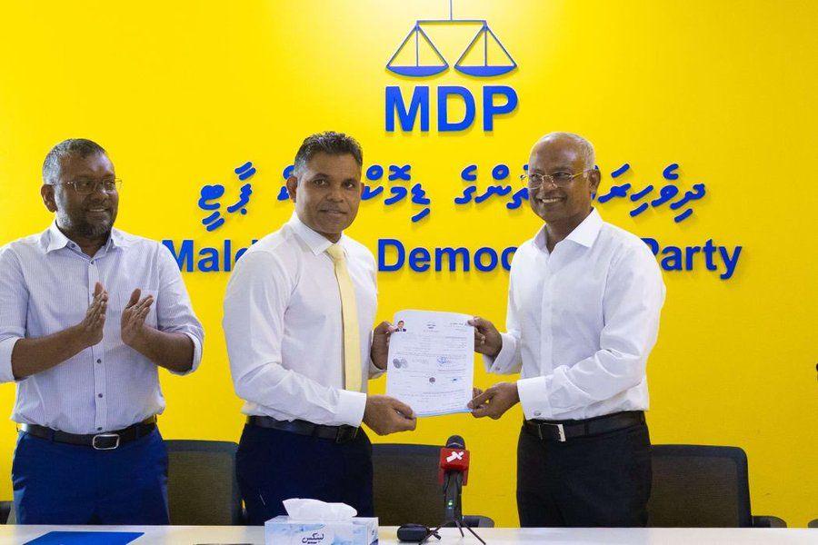 ކުރީގެ ނައިބުރައީސް ފައިސަލް އެމްޑީޕީއަށް ސޮއިކުރައްވައިފި