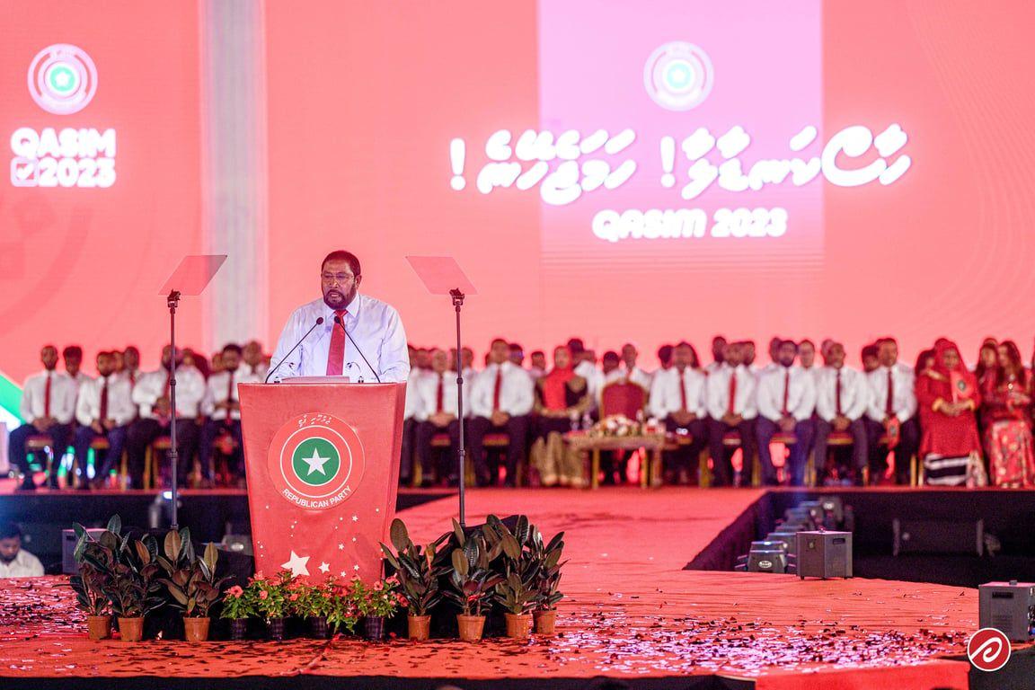 މިއަހަރު ބާއްވާ ރިޔާސީ އިންތިޚާބުގައި ޖުމްހޫރީ ޕާޓީގެ ފަރާތުން ވާދަކުރައްވާ، އެޕާޓީގެ ލީޑަރު ގާސިމް އިބްރާހިމް އަށް ރިޔާސީ ޓިކެޓް އަރުވުމަށް ބޭއްވި ޖަލްސާގެ ތެރެއިން:- އަސްލު ފޮޓޯ | އަހުމަދު ޝުރާއު