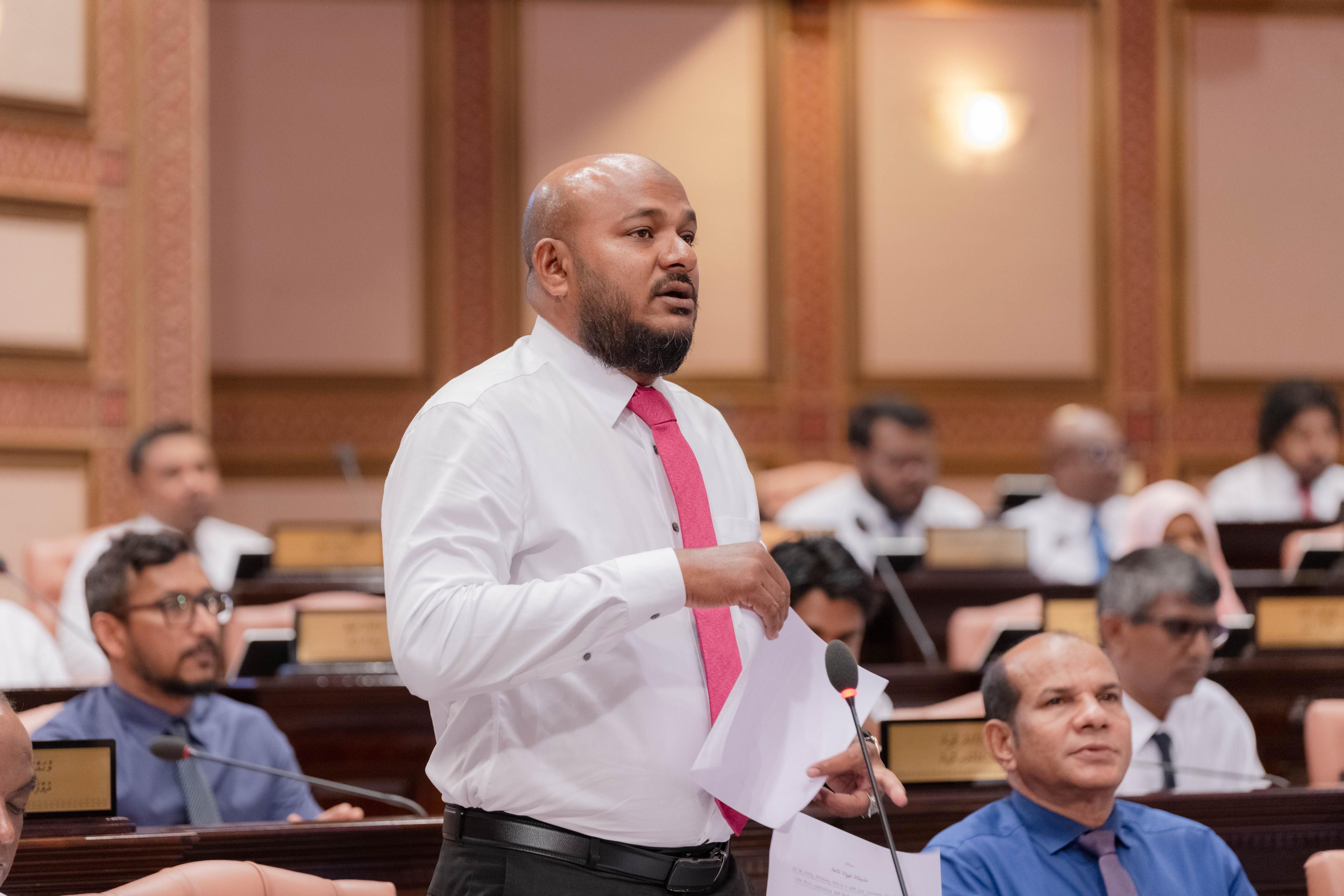 ރައްޔިތުންގެ މަޖިލީހުގެ ބާރަށު ދާއިރާގެ މެމްބަރު އިބްރާހިމް ޝުޖާއު ---- ފޮޓޯ: މަޖިލިސް