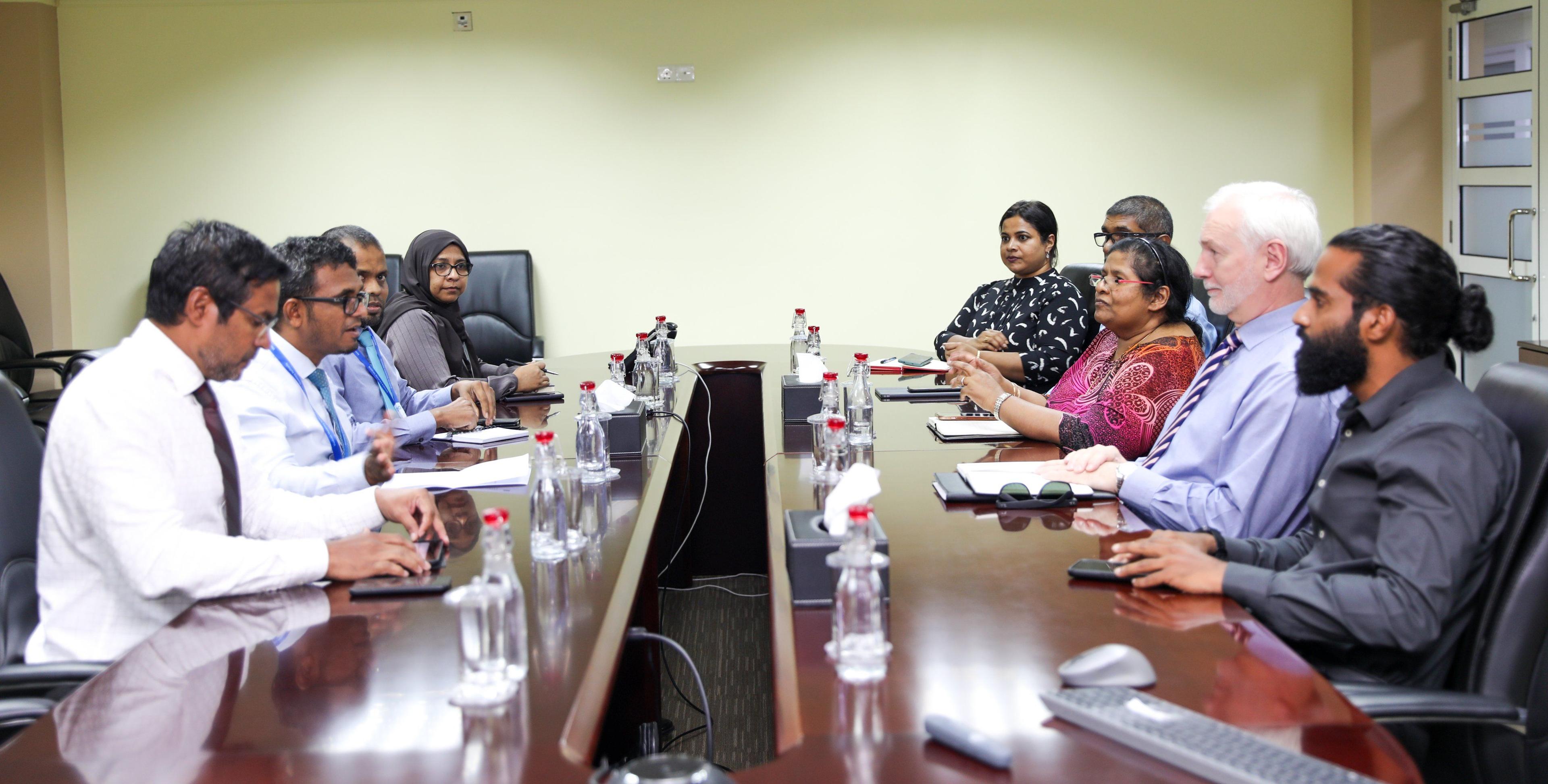 އެއެމްއޭގެ ގަވަރުނަރު އަހުމަދު މުނައްވަރު ރާއްޖޭގެ ބެންކުތަކާ ބައްދަލުކުރެއްވުނ--- ފޮޓޯ: އެމްއެމްއޭ