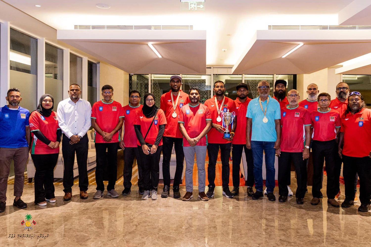 މިނިސްޓަރ ރާފިއު ބީޗްވޮލީބޯޅަ ޗެލެންޖުގައި ވާދަކޮށް ރަން މެޑަލް ހޯދި ޓީމާއެކު