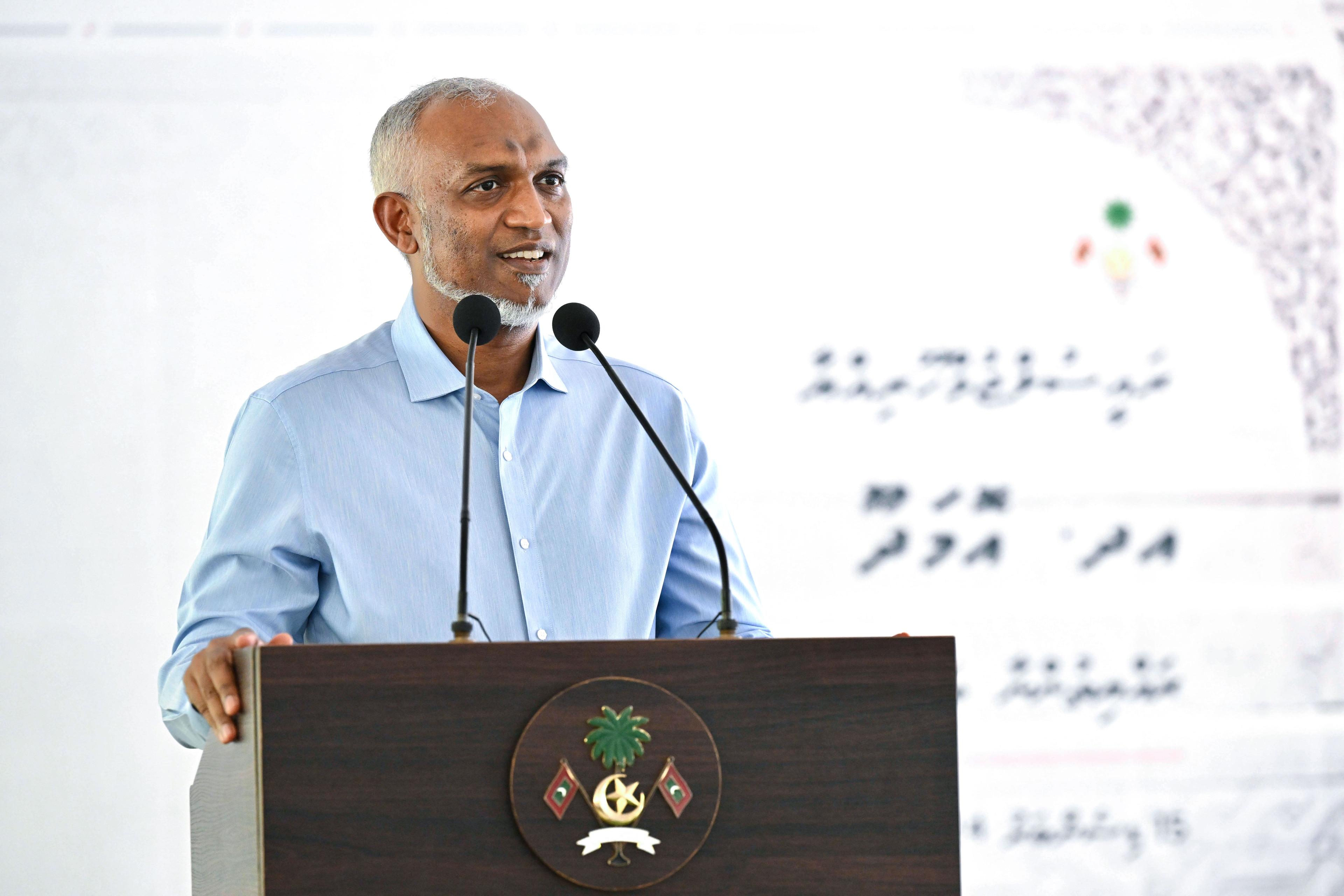 ރައީސުލްޖުމްހުރިއްޔާ ޑރ މުހައްމަދު މުއިއްޒު އދ އޮމަދޫ ގެ ރައްޔިތުންނާއި ބައްދަލުކުރެއްވުން-- ފޮޓޯ: ރައީސް އޮފީސް