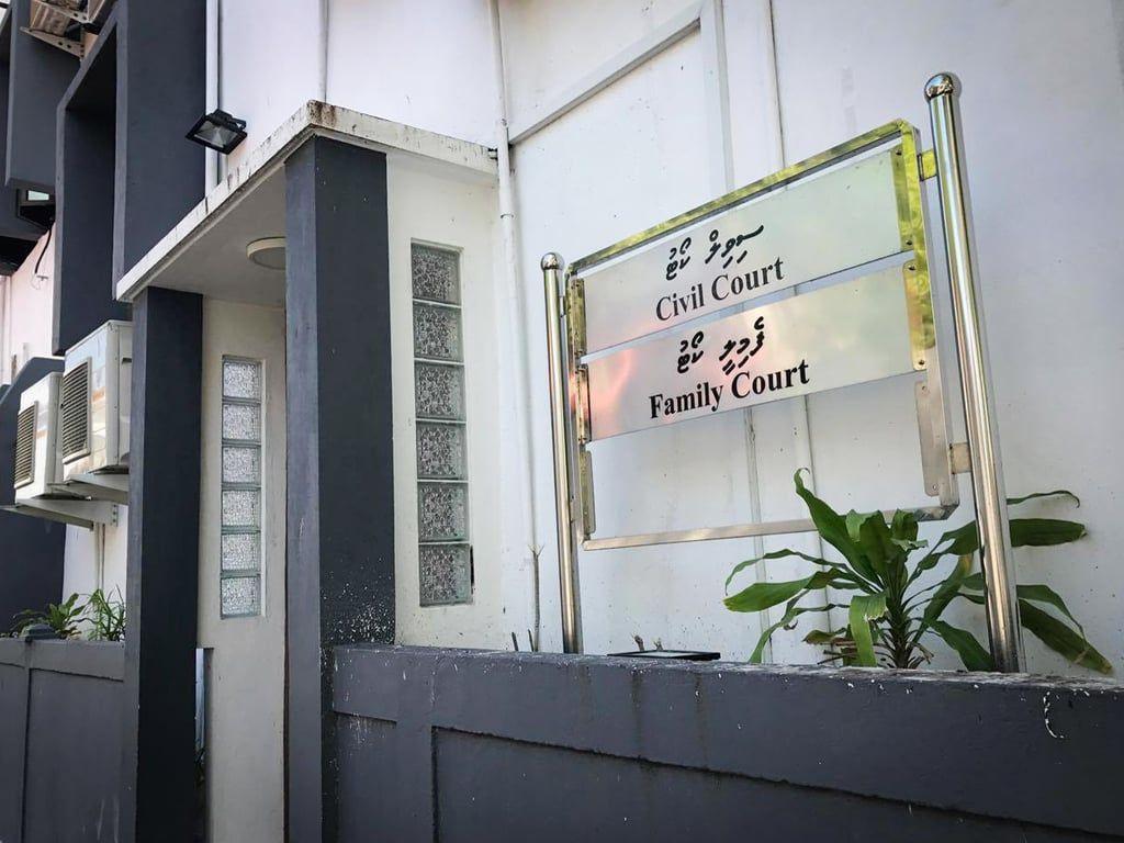 ފަރުހާދަކީ ސިވިލް ކޯޓުގައި މަސައްކަތް ކުރައްވާ ޤާޟީއެއް 
