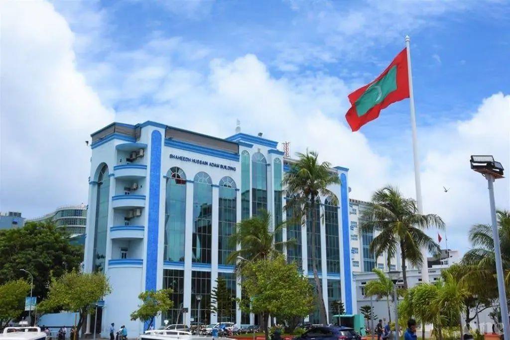 ގެއެއްގެ ފުރާޅު މައްޗަށް މީހަކު ވެއްޓިފައި އޮއްވާ ފެނިއްޖެ