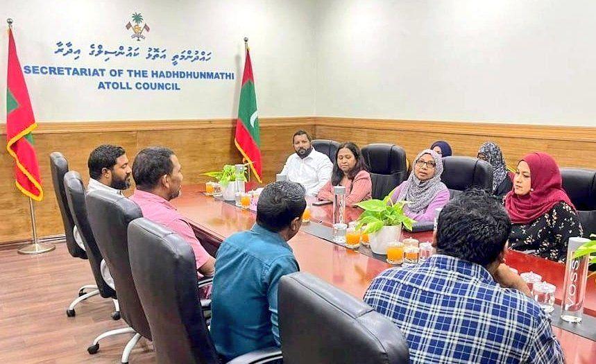 ޖެންޑަރ މިނިސްޓަރ ފުނަދޫގެ ސަރުކާރުގެ އިދާރާތަކާއި ބައްދަލު ކުރެއްވުން - ފޮޓޯ: މިނިސްޓްރީ އޮފް ޖެންޑަރ ފެމެލީ އެންޑް ސޯޝަލް ސަރވިސަސް