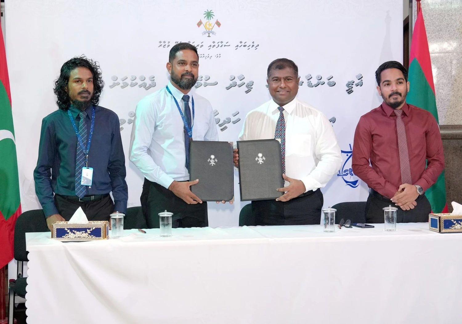 ދިވެހިރާއްޖެ ޕޯޗުގީޒުންގެ އަޅުވެތިކަމުން ސަލާމަތްކޮށްދެއްވި އުތީމު މަހާރަދުންގެ ޤައުމީ ޖިހާދު ޑިޖިޓަލް ޒަރިއާއިން ހުށަހަޅައިދިނުމަށް ބޭނުންވާ ސްކްރީންތައް ބަހާބެހޭ ވުޒާރާއަށް އެސްޓީއޯއިން ހަދިޔާ ކުރުން