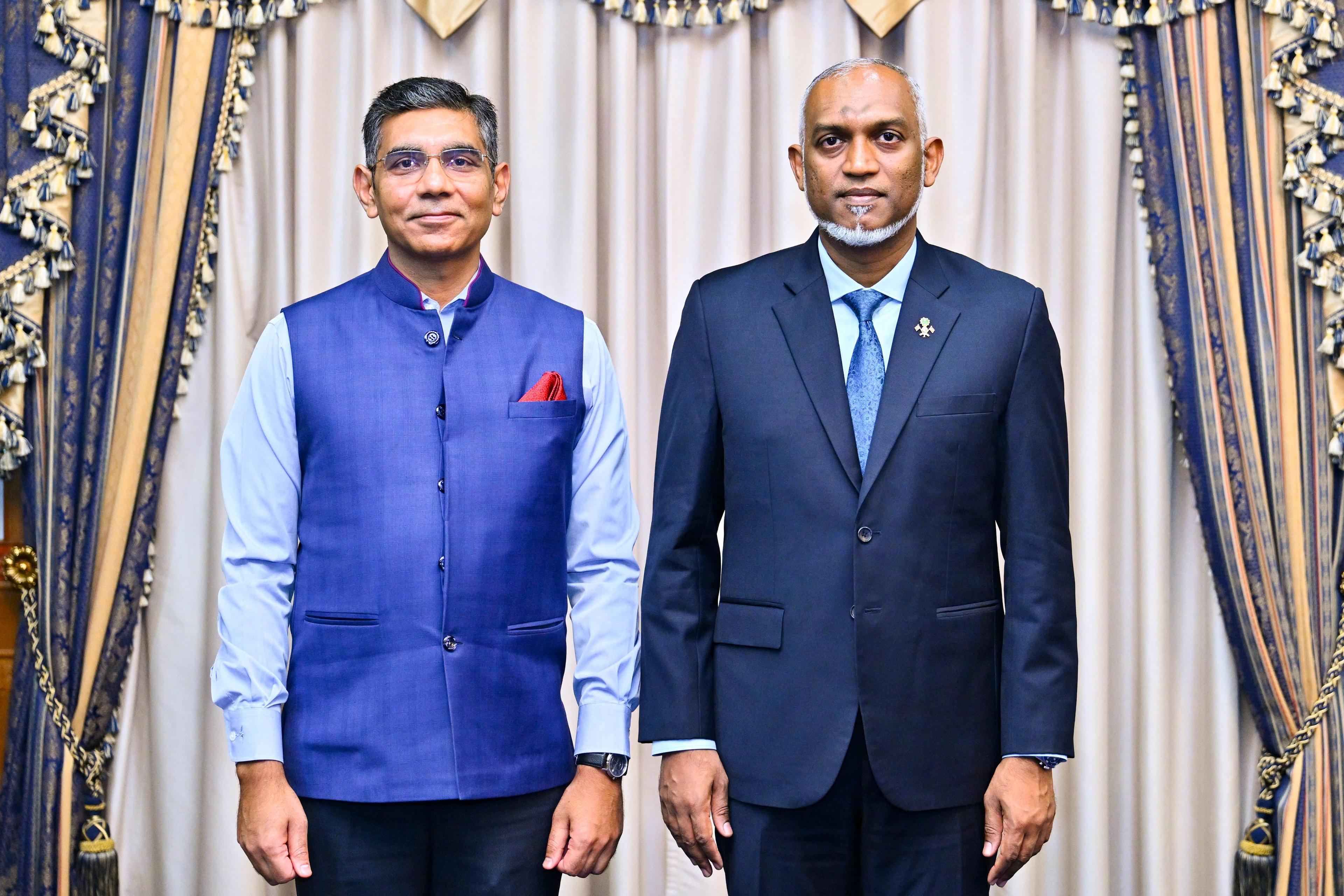 ރައީސް އަދި އިންޑިޔާއިން ރާއްޖެ ކަނޑައަޅުއްވާފައިވާ ސަފީރު  ހިޒް އެކްސެލެންސީ މުނޫ މަހާވަރް ބައްދަލުކުރެއްވުން---ފޮޓޯ: ރައީސް އޮފިސް