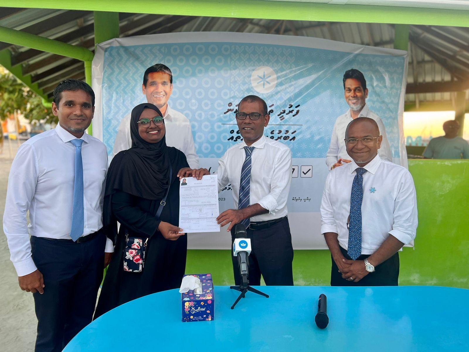 ކައުންސިލް މެމްބަރު އައިޝަތު އިބްރާހިމް ވަނީ އެމްޑީޕީ ދޫކޮށް ޑިމޮކްރެޓްސް އަށް ސޮއިކޮށްފަ 