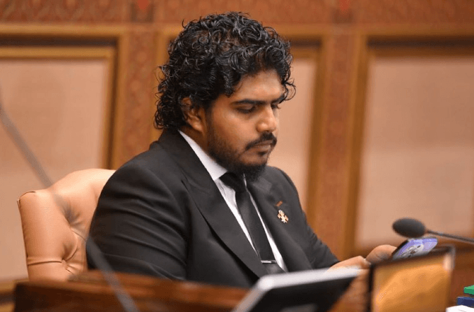 ދާއިރާގެ ރައްޔިތުންނަށް މެންބަރުންގެ އަމިއްލަ ޖީބުން ހަރަދުކުރަންޖެހޭ ކަމަށް ވިދާޅުވުމުން ގިނަބައެއްގެ ފާޑުކިޔުން އަޒާންއަށް!