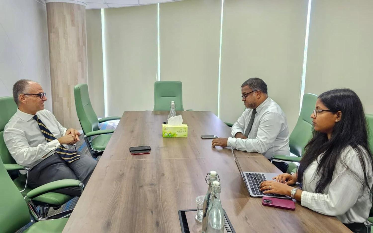 އިޓަލީގައި ހުންނަ ދިވެހިރާއްޖޭގެ އޮނަރަރީ ކޮންސަލް  އާއެކު ބައްދަލުވުމެއް ބާއްވައިފި