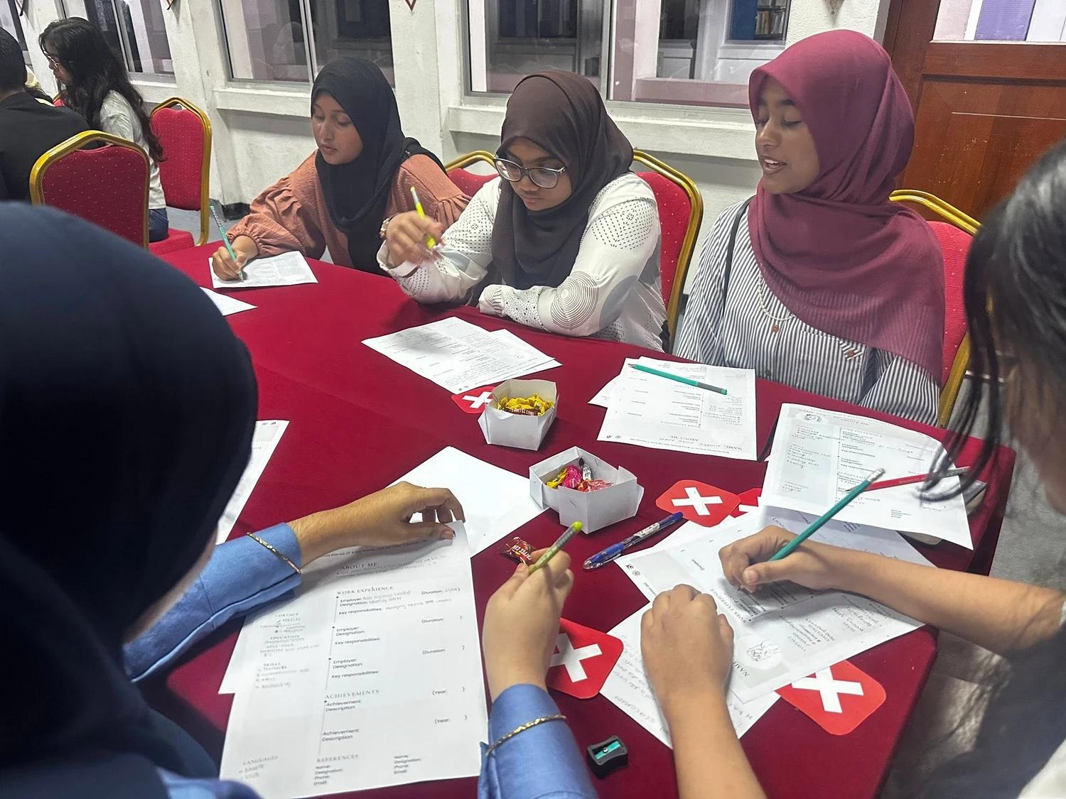 އެން.ސީއެސްގެ ކެރިޔާ ގައިޑެންސް ސެޝަން އައްޑޫ ހައި ސްކޫލްގައި ބާއްވައިފި