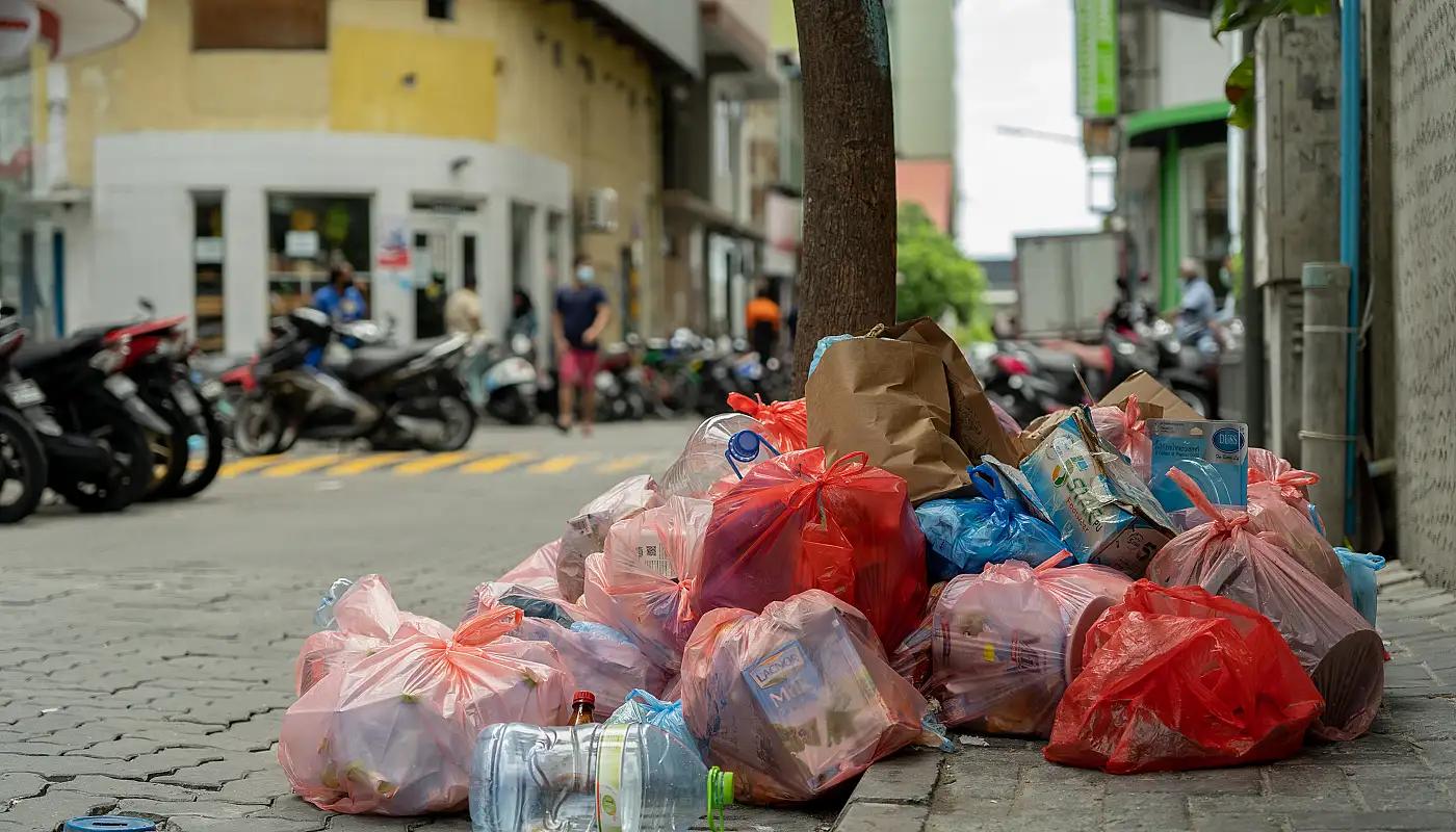 ފާއިތުވި ތިން މަސް ދުވަހުގެ ތެރޭ މާލޭގެ އެކި ސަރަހައްދަކުން  42 ޓަނުގެ ކުނި ނަގައިފި