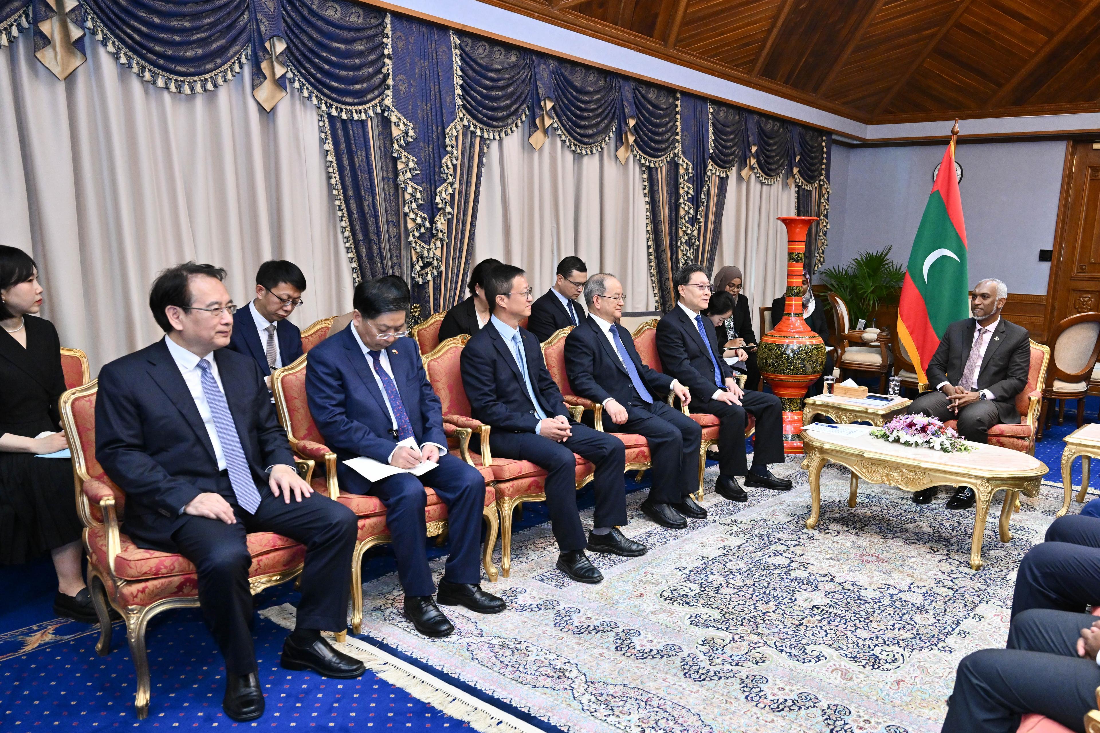 ރާއްޖެއާ ޗައިނާ ގުޅިގެން ކުރެވިދާނޭ މަސައްކަތްތަކާ ގުޅޭތުން މަޝްވަރާކުރައްވައިފި