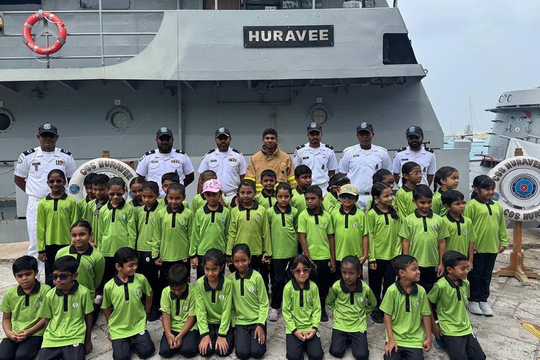 ހުރަވީ ސްކޫލުގެ ދަރިވަރުން، އެމްއެންޑީއެފް ކޯސްޓްގާޑު ޝިޕް ހުރަވީއަށް ޒިޔާރަތްކޮށްފި