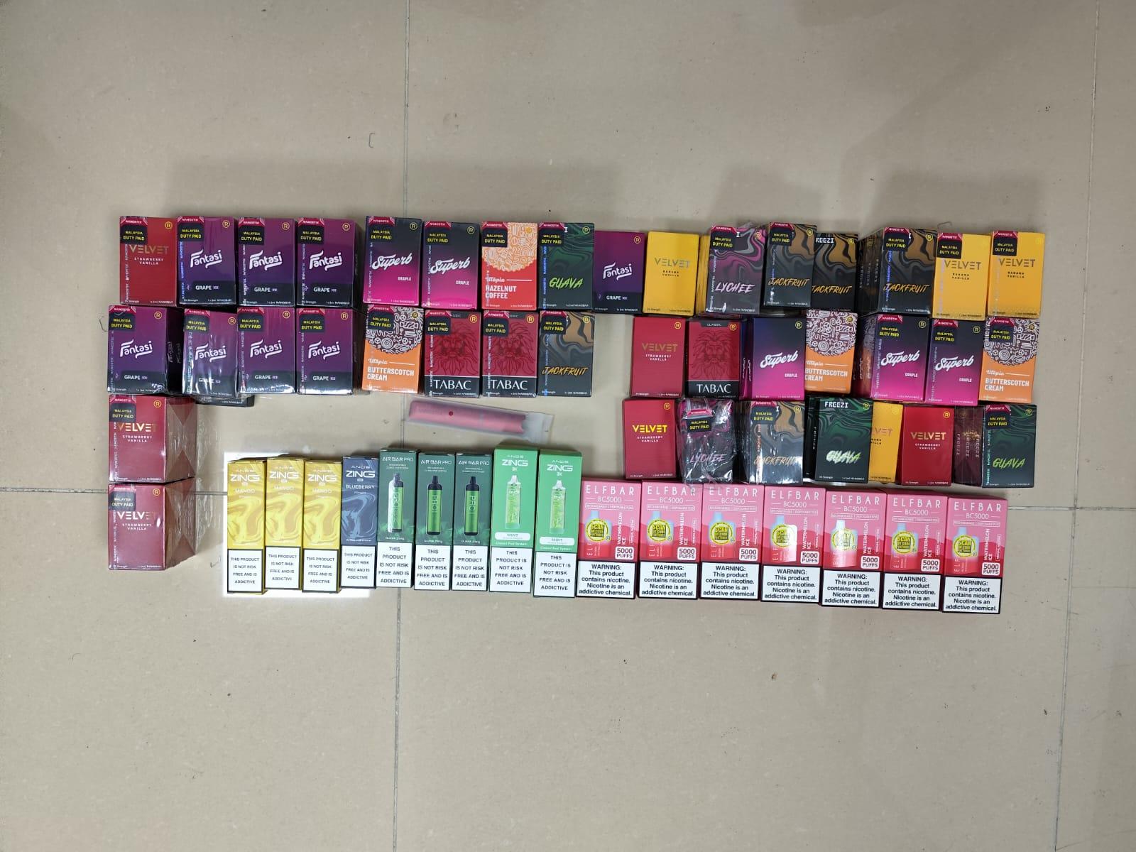 ވޭޕް ވިއްކި ބަޔަކު ހުއްޓުވައި، އެކަކު ޖޫރިމަނާކޮށްފި