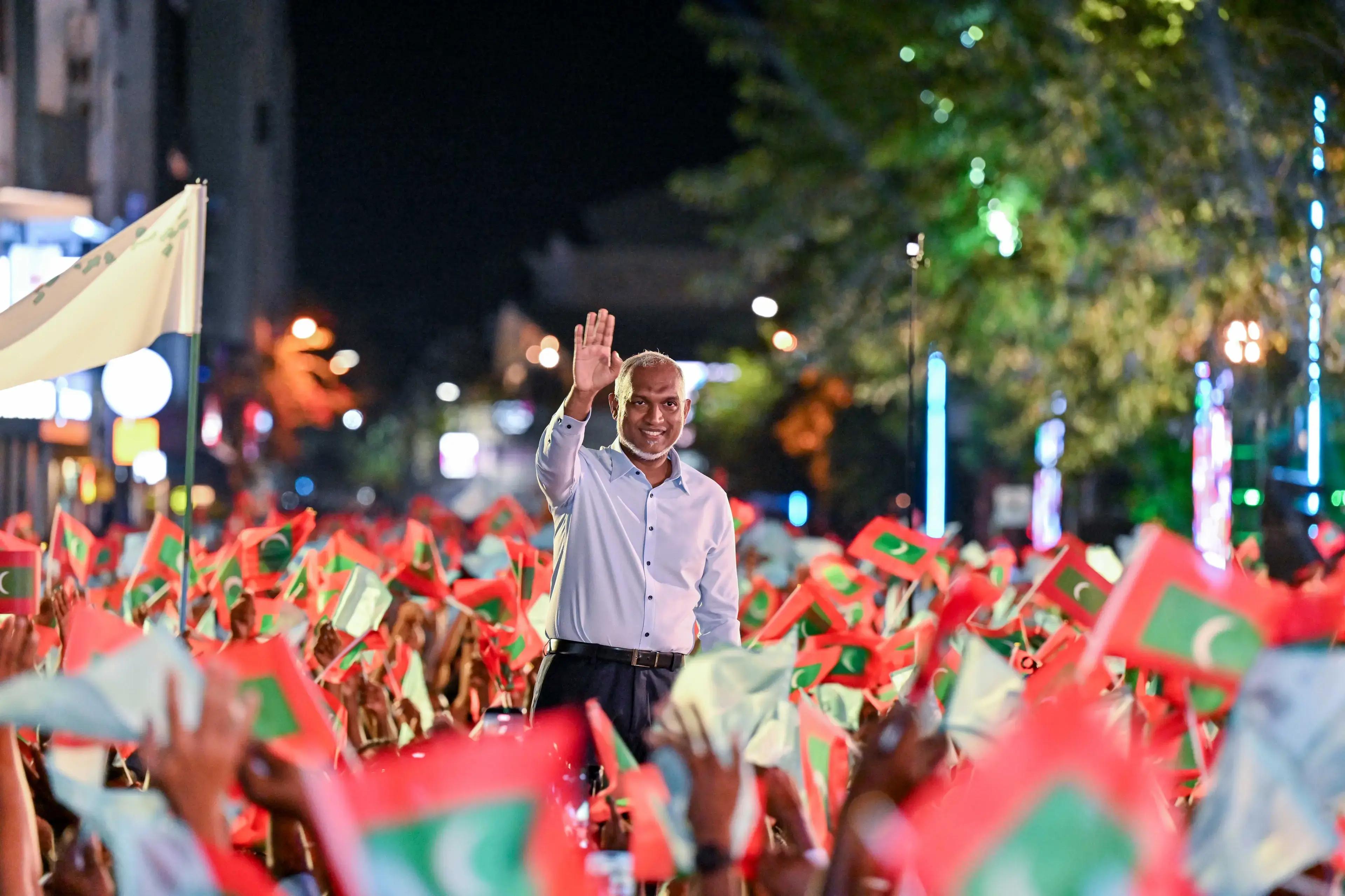 ރައީސުލްޖުމްހޫރިއްޔާ މާދަމާ ރޭ ހެންވޭރު ރައްޔިތުންނާ ބައްދަލުކުރައްވަނީ