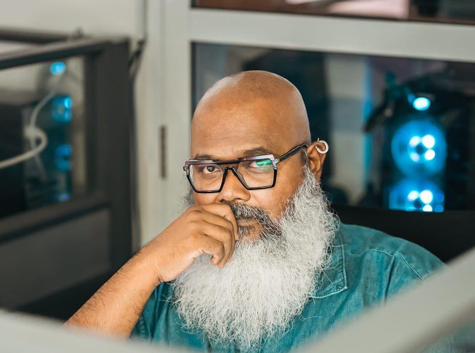 އަލަށް  އޮންސްކްރީންގައި އިއްލެ "ލޯބި"  ހޯދަން ފަށައިފި 