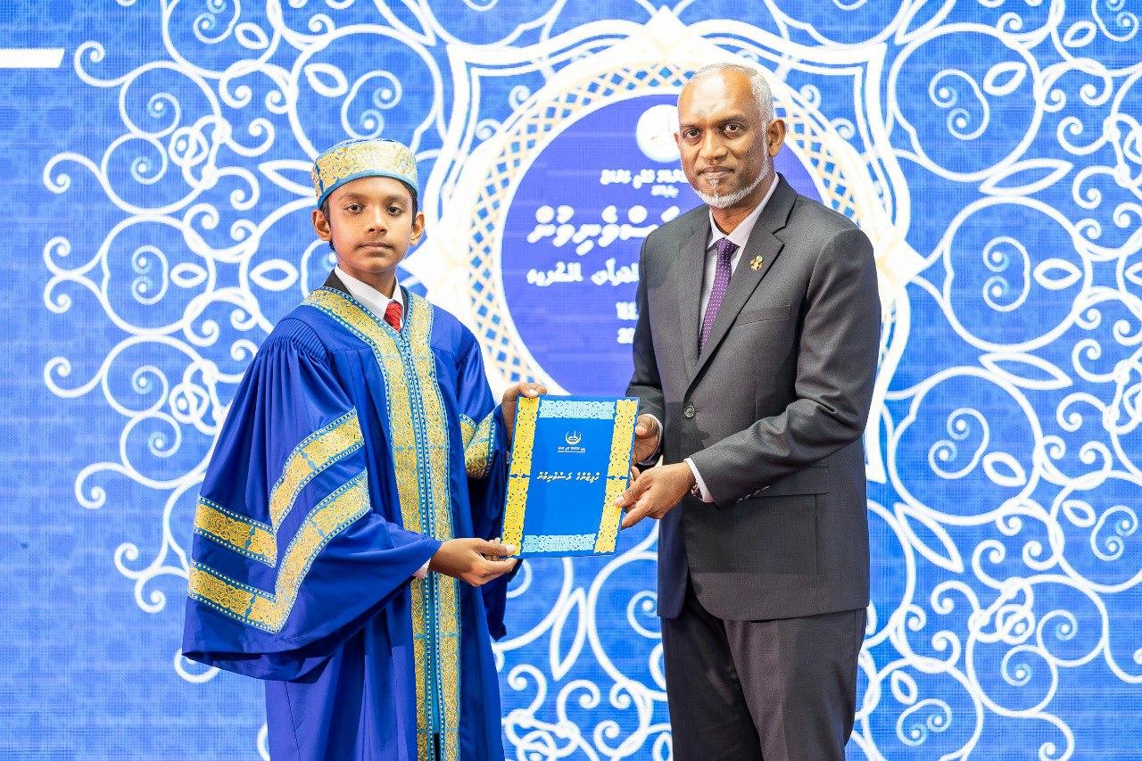 ޙާފިޒުކަމުގެ ތާޖު ލިބުނު ކުއްޖަކަށް ރައީސް ޑރ. މުހައްމަދު މުޢިއްޒު ސެޓްފިކެޓް ހަވާލުކޮށްދެއްވަނީ/ ފޮޓޯ: ރައީސް އޮފީސް