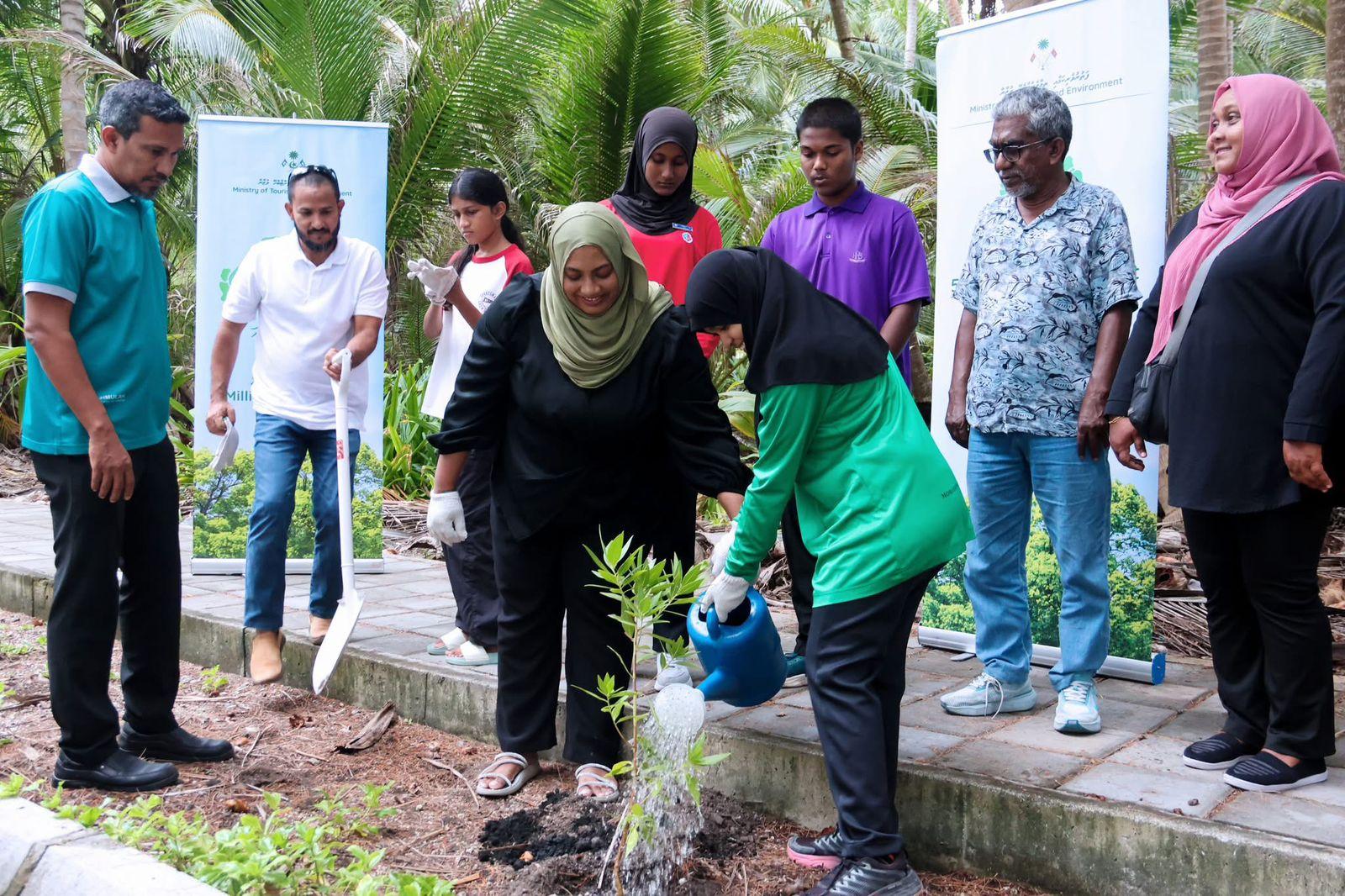 5 މިލިއަން ގަސް ޕްރޮގްރާމް: ފުވައްމުލަކަށް ގަހާއި ނާސަރީ ސާމާނު ހަދިޔާކޮށްފި