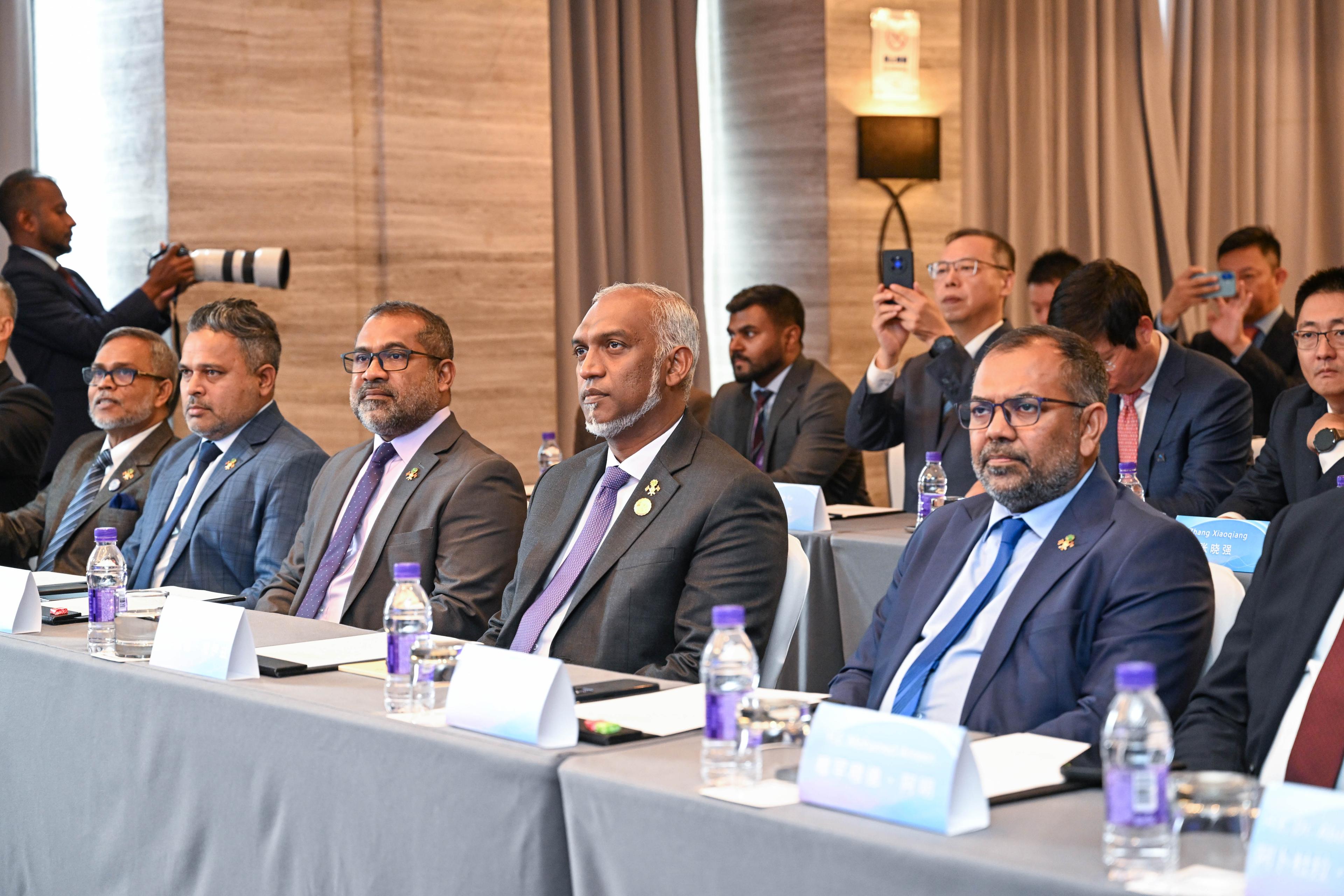  ރާއްޖެ އާއި ޗައިނާ އާއި ދެމެދު ވެވުނު އެއްބަސްވުންތަކުގައި ސޮއިކުރުމުގެ ރަސްމިއްޔާތުގައި ރައީސް ބައިވެރިވެއްޖެ
