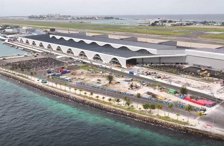 އެއާޕޯޓްގައި ހަމަނުޖެހުން ހިންގި ބަޔަކަށް ނަސޭހަތް ދީފި