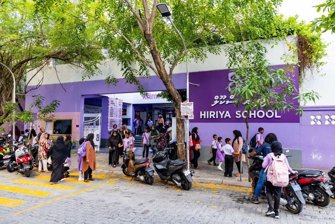 އިނގިރޭސި މާއްދާގެ ލިސަނިންގ އިމްތިހާނު އޮންނާތީ މާދަމާ މާލޭ ސްކޫލްތައް ކައިރީގެ މަގުތައް ބަންދުކުރަނީ