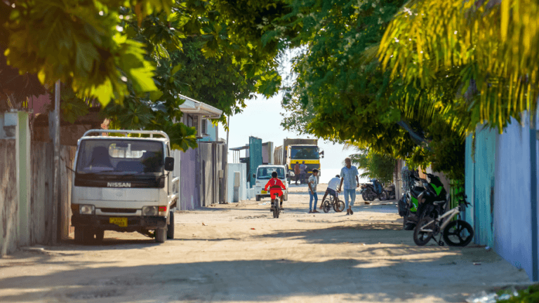 15 އަހަރުގެ ކުޑަ ކުއްޖަކާ ބެހުނު ކަމަށް ބުނާ މައްސަލައިގައި އެ ކުއްޖާގެ ކާފަ ހައްޔަރުކޮށްފި!