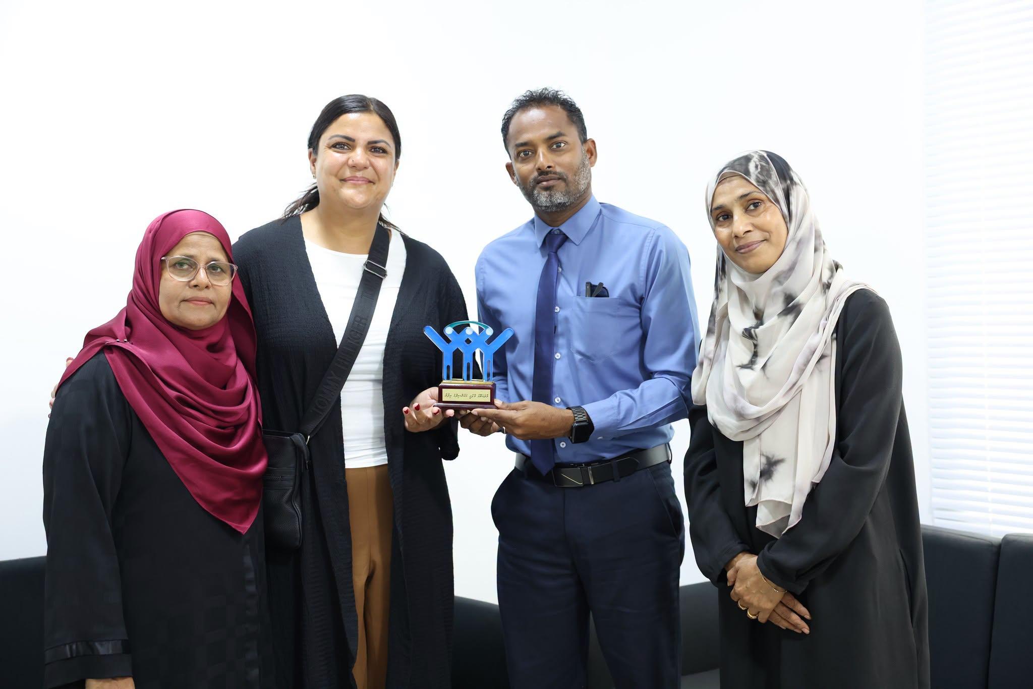 މާފުށްޓަށް ޒިޔާރަތްކުރި ބޭރުގެ ފަތުރުވެރިއަކު، އެ ރަށުގެ މިސްކިތްތައް މަރާމާތުކުމަށް ފައިސާގެ އެހީ ދީފި