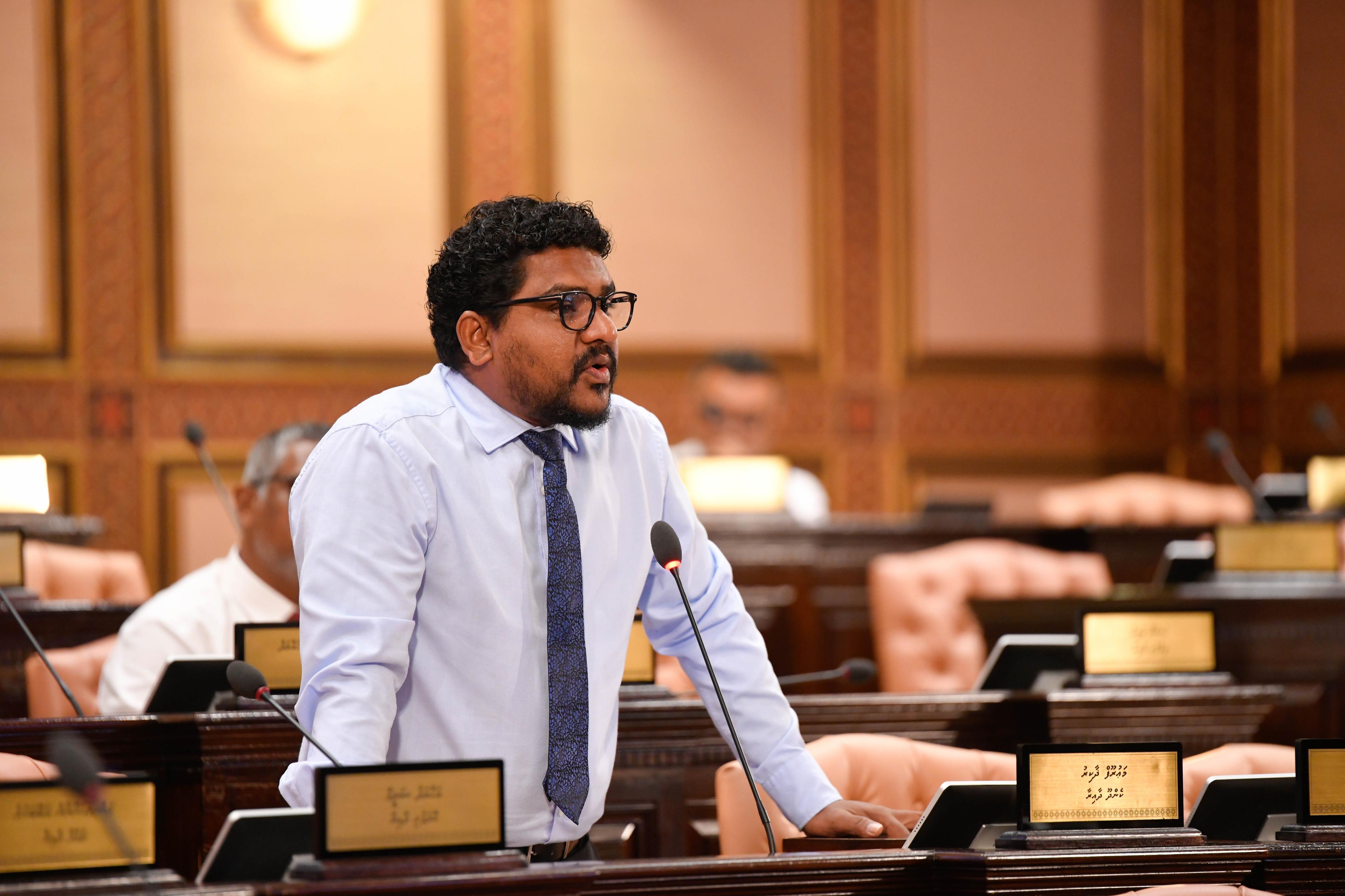 ރައްޔިތުންގެ މަންދޫބުންގެ ގޮތުގައި ތިބެ ޒިންމާ އަދާކުރާނަމަ، މެންބަރުންގެ ފަހަތުން ރައްޔިތުން ނުދުވާނެ: މައުރޫފް