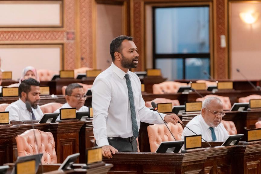 ރައްޔިތުން ޕެނަޑޯލަށް ޖެހިފައިވަނިކޮށް މިއުޅެނީ ވެރިންގެ އިނާޔަތްތައް ބޮޑުނުކުރެވިގެންތޯ؟
