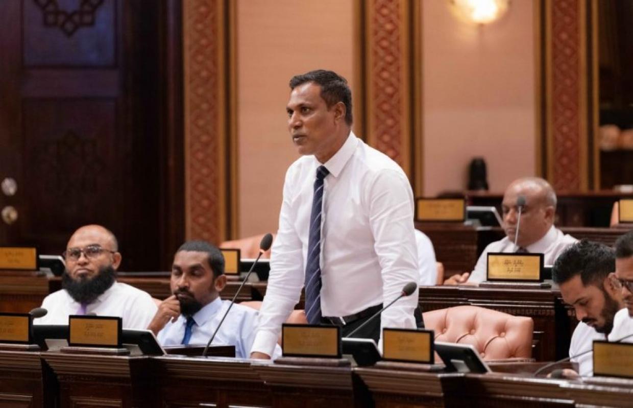  ރަސްމާލެ މަޝްރޫއުގައި ސޮއިކުރީ ގަވައިދާ ޙިލާފަށް، އެއީ ރައްޔިތުންގެ މަޖިލީހުގެ ބާރު ކަނޑުވާލަން ކުރި ކަމެއް: ޑރ ޝަމްހީދު