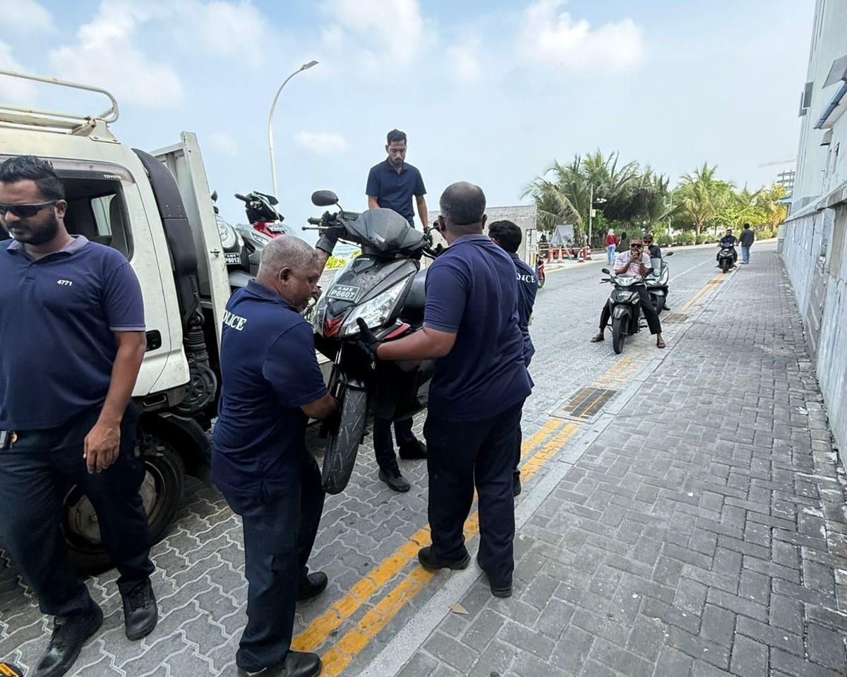 ގަވާއިދާ ހިލާފަށް ޕާކުކޮށްފައި ހުރި އުޅަނދުތައް ނަގަނީ