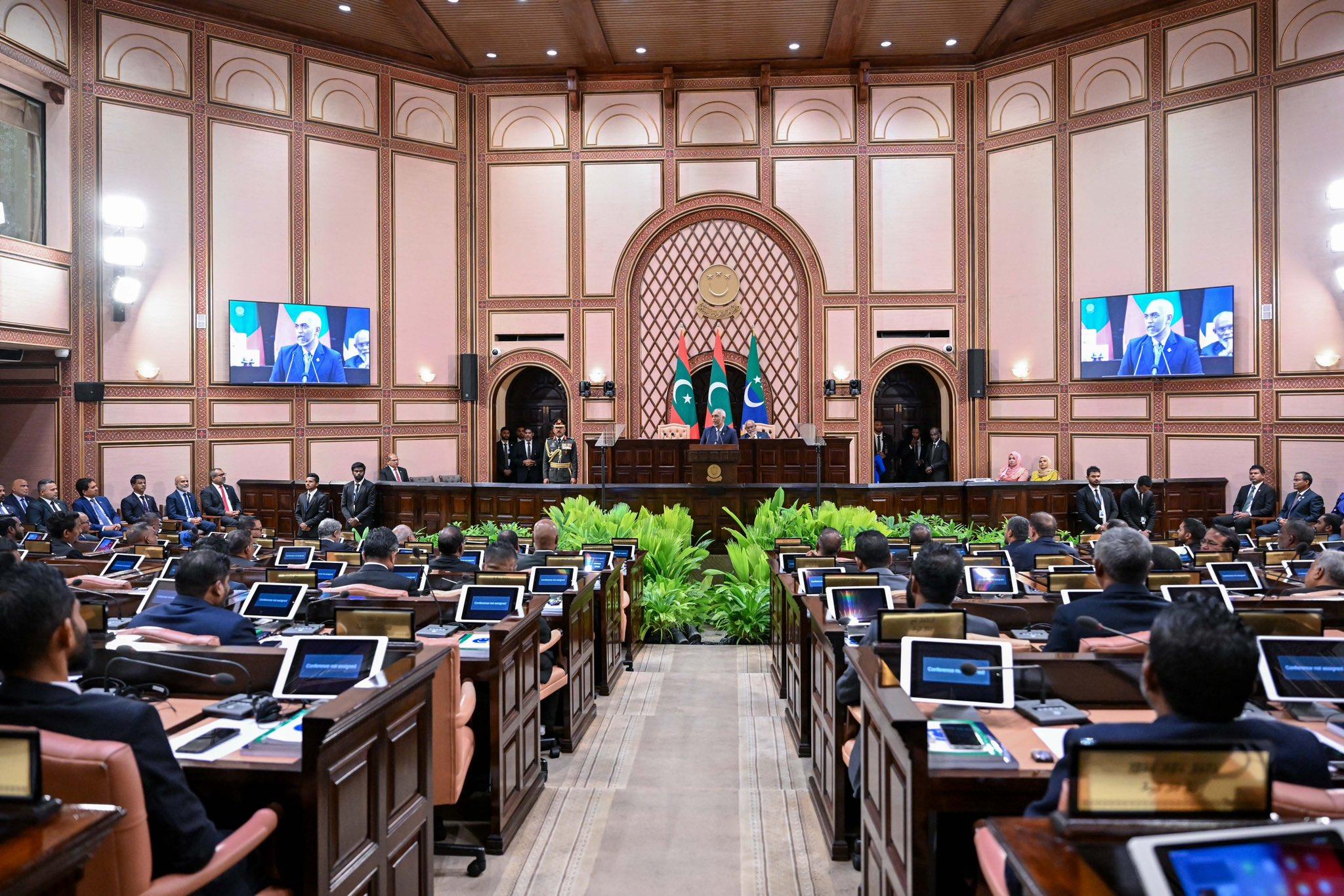 މާޗް އިން ފެށިގެން  ކޮންމެ ހަފްތާއަކު ރައީސް، ނޫސްވެރިންނާ ބައްދަލުކުރައްވަނީ