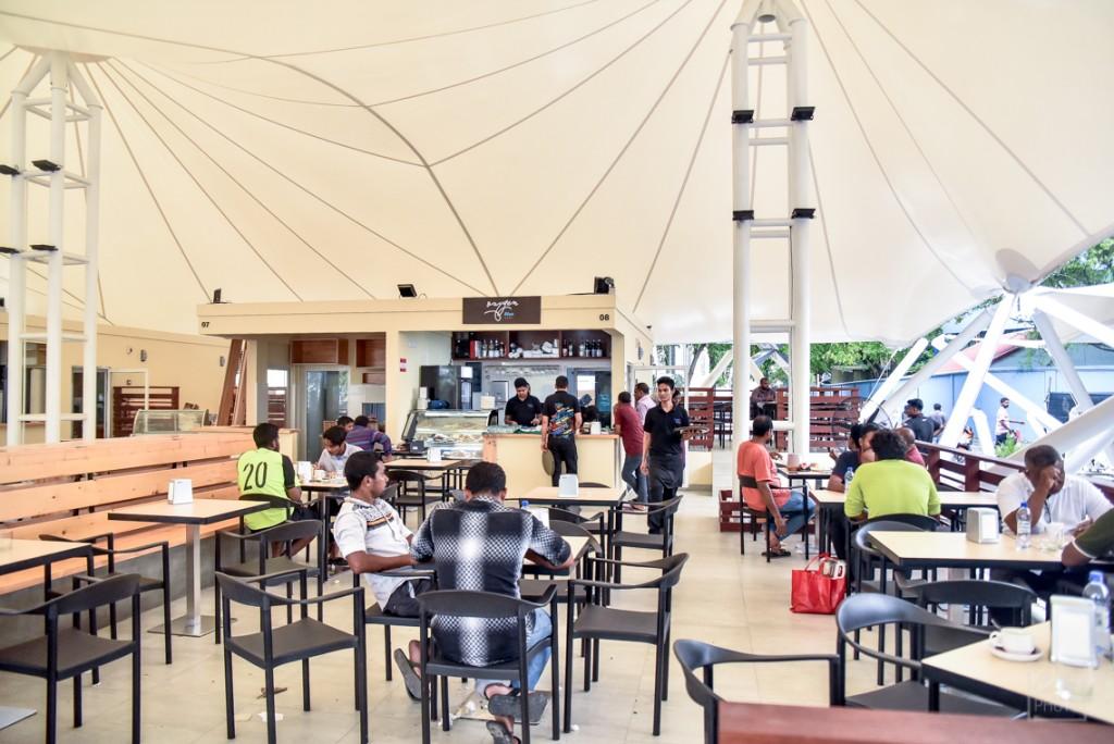   ރޯދަމަހު ފިހާރަތައް  މެންދަމު 1 ޖަހަންދެން ކެފޭ / ރެސްޓޯރެންޓްތަކުން 3 ޖަހަންދެން ހިދުމަތްދެވޭނެ