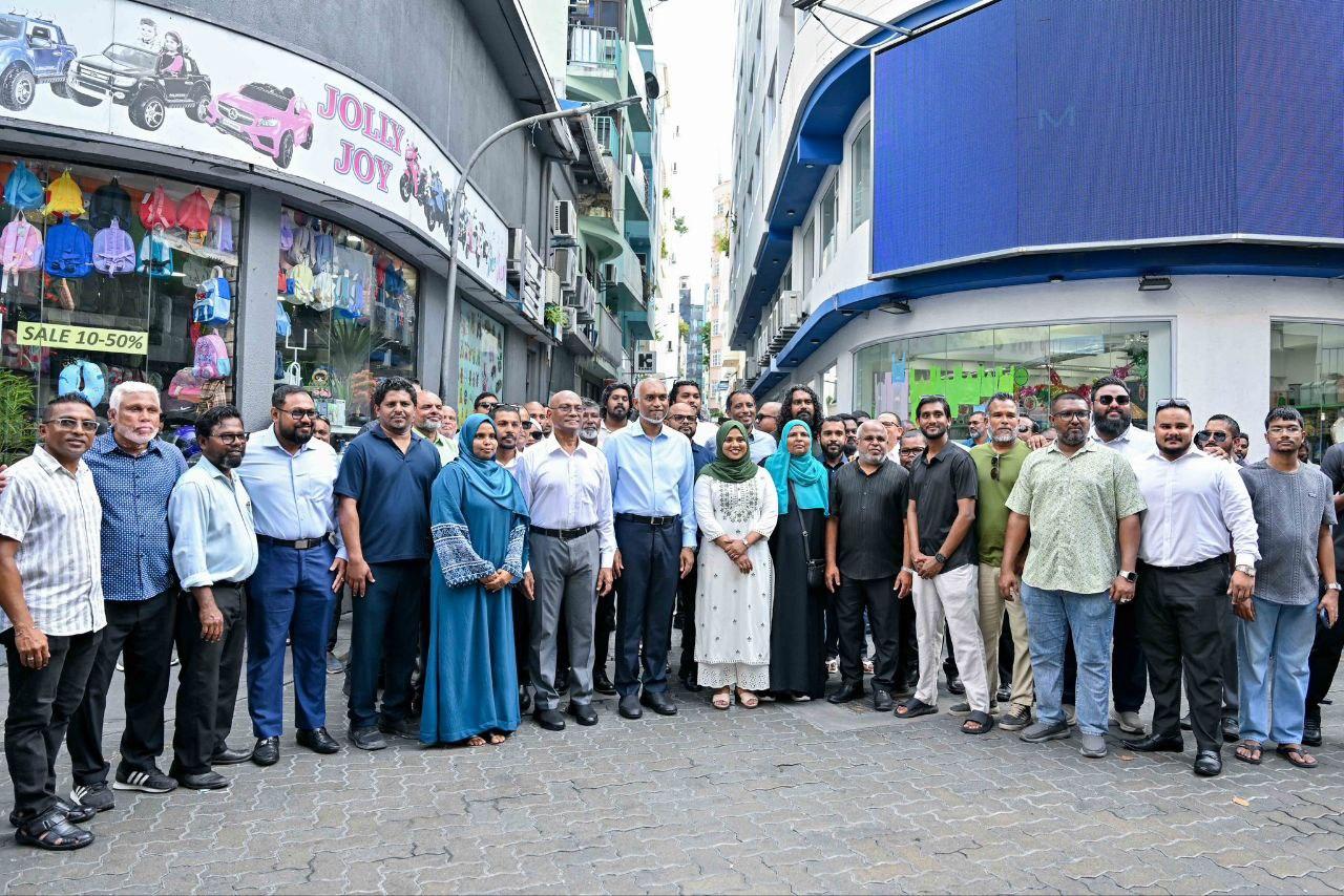 ހެންވޭރު ހުޅަނގު ގައި ރައީސް ދޮރުން ދޮރަށް ހިންގަވައިފި 