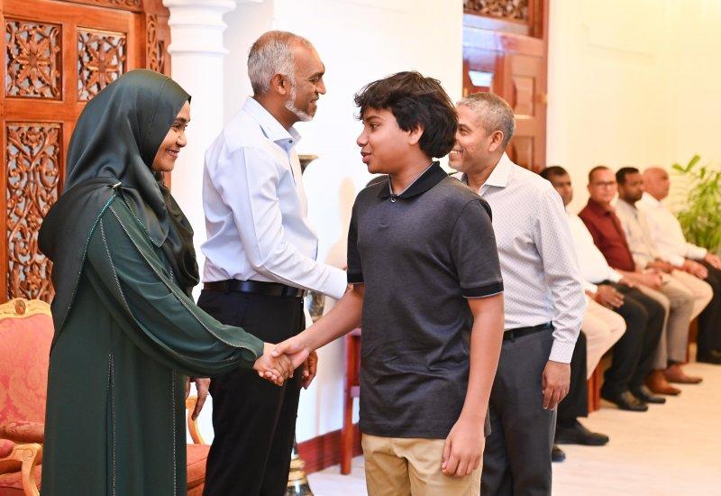 ރައީސްގެ ދެކަނބަލުން ޢީދު ސަލާމް ކުރެއްވުން މާދަމާ  މުލިއާގޭގައި އޮންނާނެ 