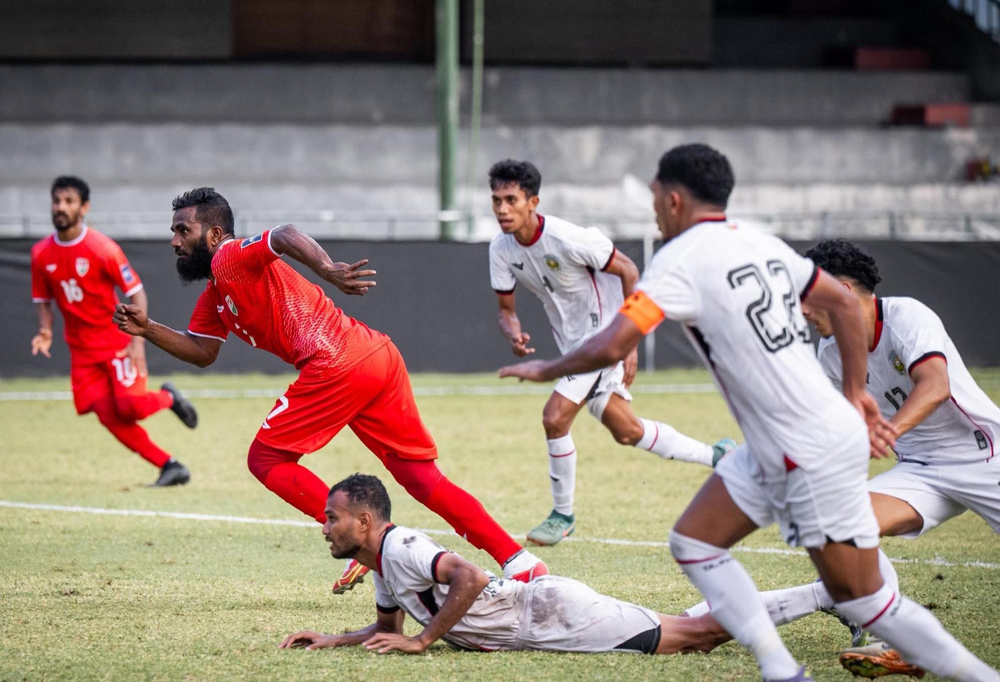 ފަހަތުން އަރައި ރާއްޖެ އިން އީސްޓް ޓީމޯ ބަލިކޮށްފި