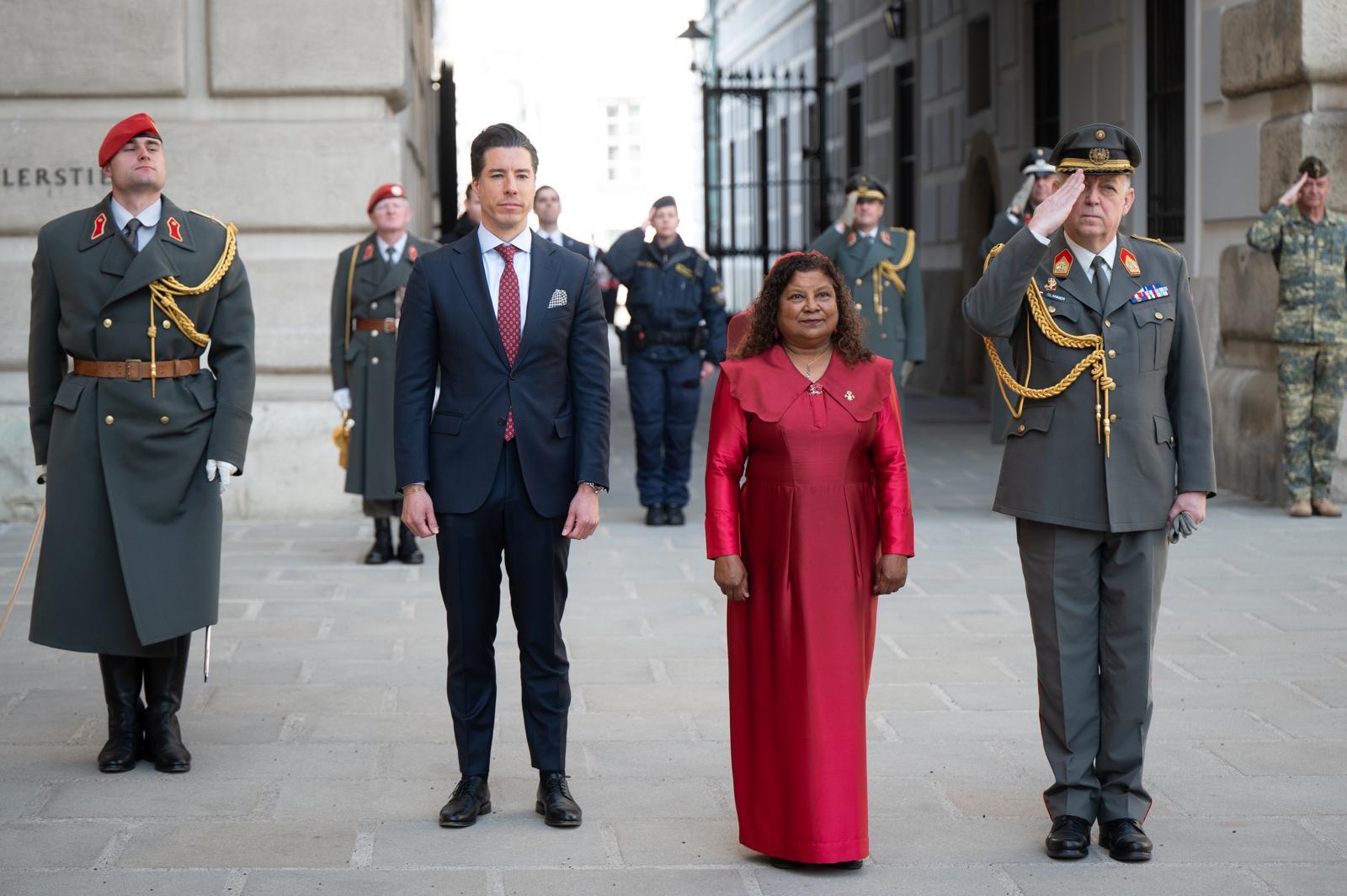 އޮސްޓްރިއާއަށް ކަނޑައެޅުއްވި ސަފީރު ފަތްކޮޅު އަރުވައިފި