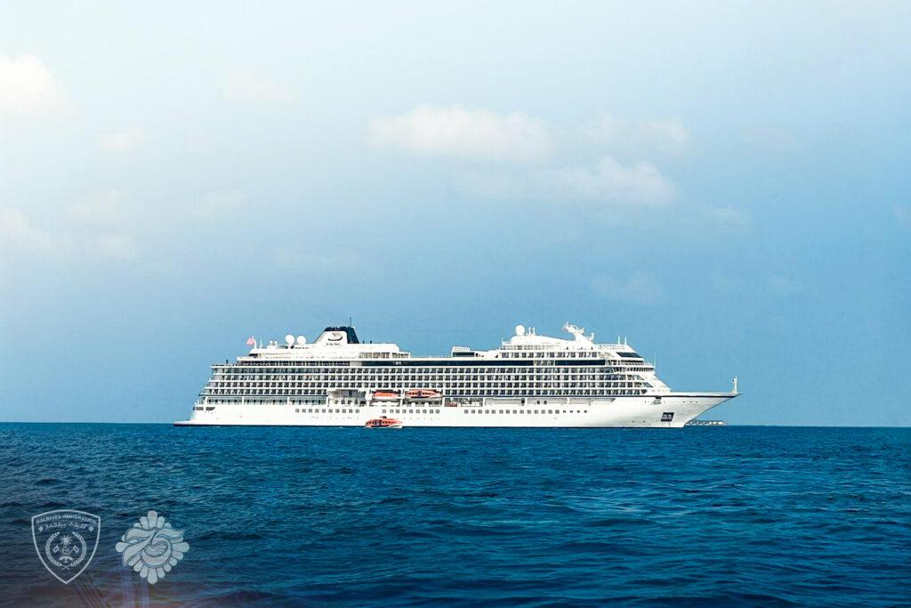  730 އަށް ވުރެ ގިނަ ފަތުރުވެރިންނާއެކު ކްރޫޒް ލައިނާއެއް ރާއްޖެ އަތުވެއްޖެ