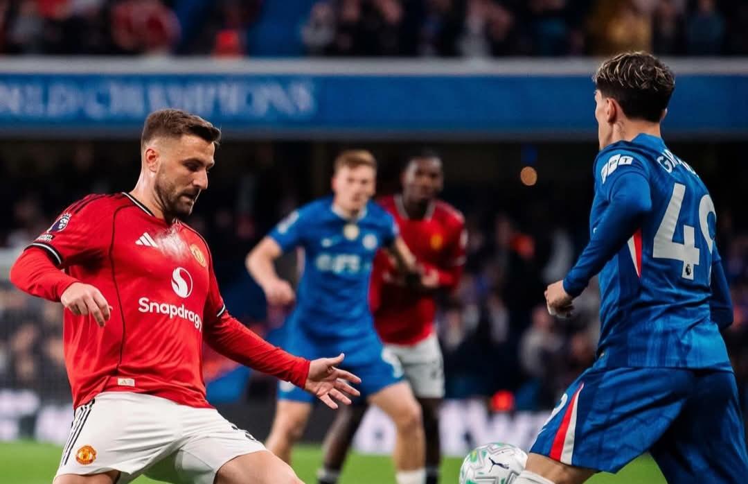 ރަށުން ބޭރުގައި ޗެލްސީ ބަލިކޮށް ޔުނައިޓެޑުން ތިންވަނައިގައި ހަމަޖެހިލައިފި