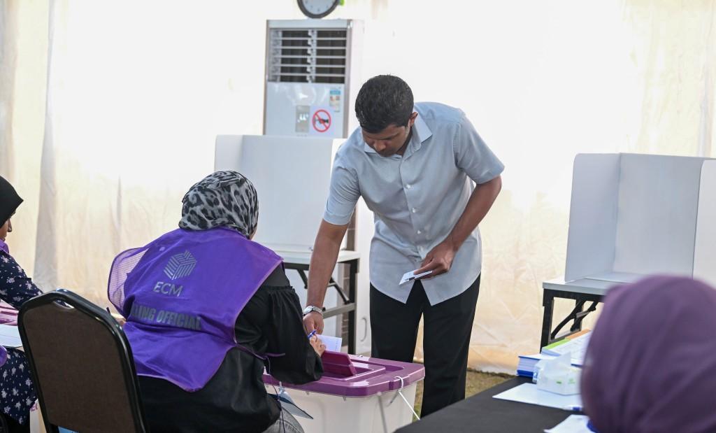 ނައިބު ރައީސް ހުސައިން މުހައްްމަދު ލަތީފް ވޯޓް ލައްވައިފި