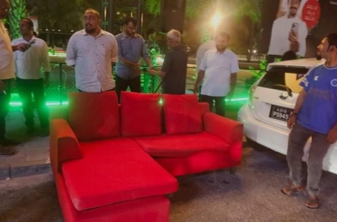 މުޒާހަރާތަކުގެ ބޭނުން ކުރާ "ސޯފާ" އަތުލާތީ ސުވާލު އުފައްދައިފި