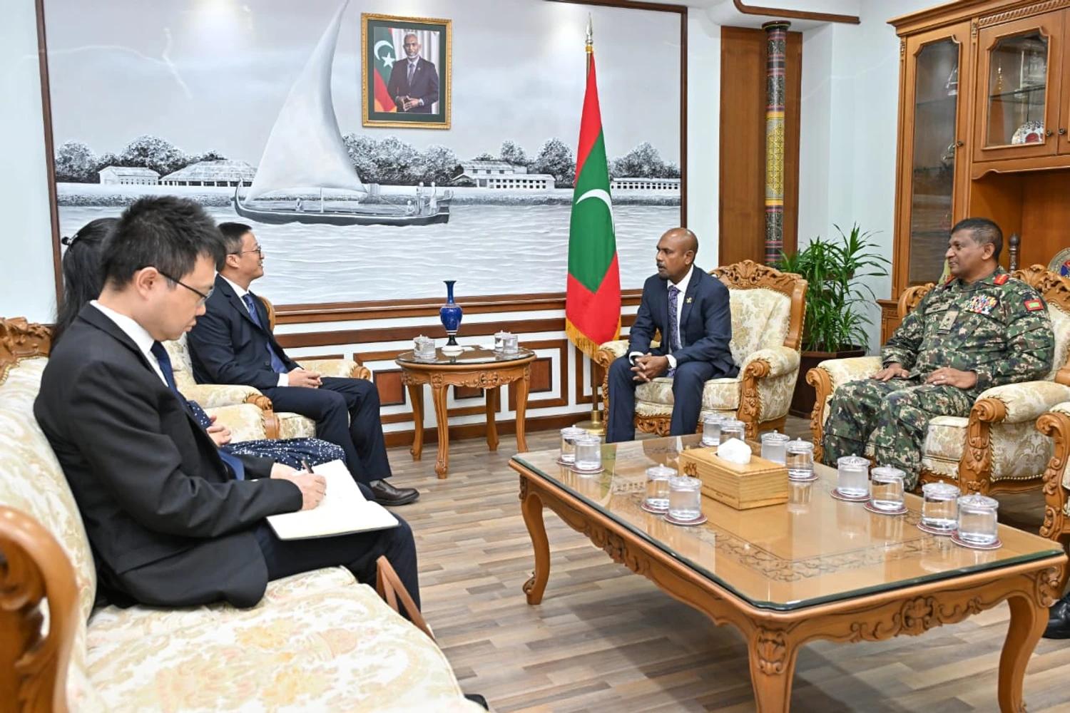 ޗައިނާގެ ސަފީރު ދިފާޢީ  ވަޒީރުގެ އަރިހަށް އިޙްތިރާމްގެ ޒިޔާރަތެއް ކުރައްވައިފި