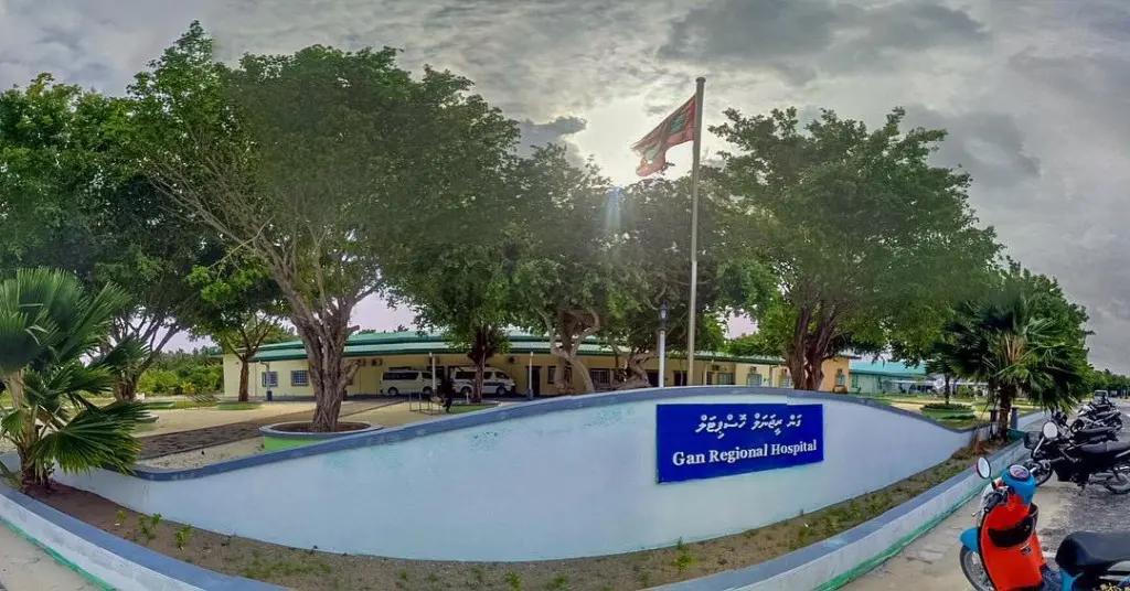 ލ، ގަމުގައި ކަރަންޓު ޖެހި އަނިޔާވި ކުއްޖާ މާލެ ގެނެސް ވެންޓިލޭޓަރުގައި ފަރުވާ ދޭން ފަށައިފި