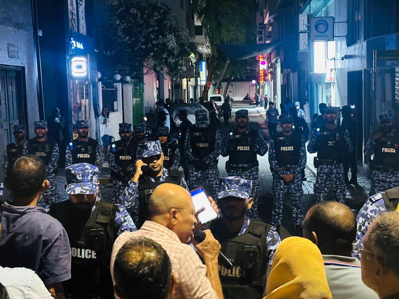 މުޒާހަރާއާ ގުޅިގެން ދައުވާ ކުރި މީހުންގެ ޝަރީއަތްތައް ފަށައިފި