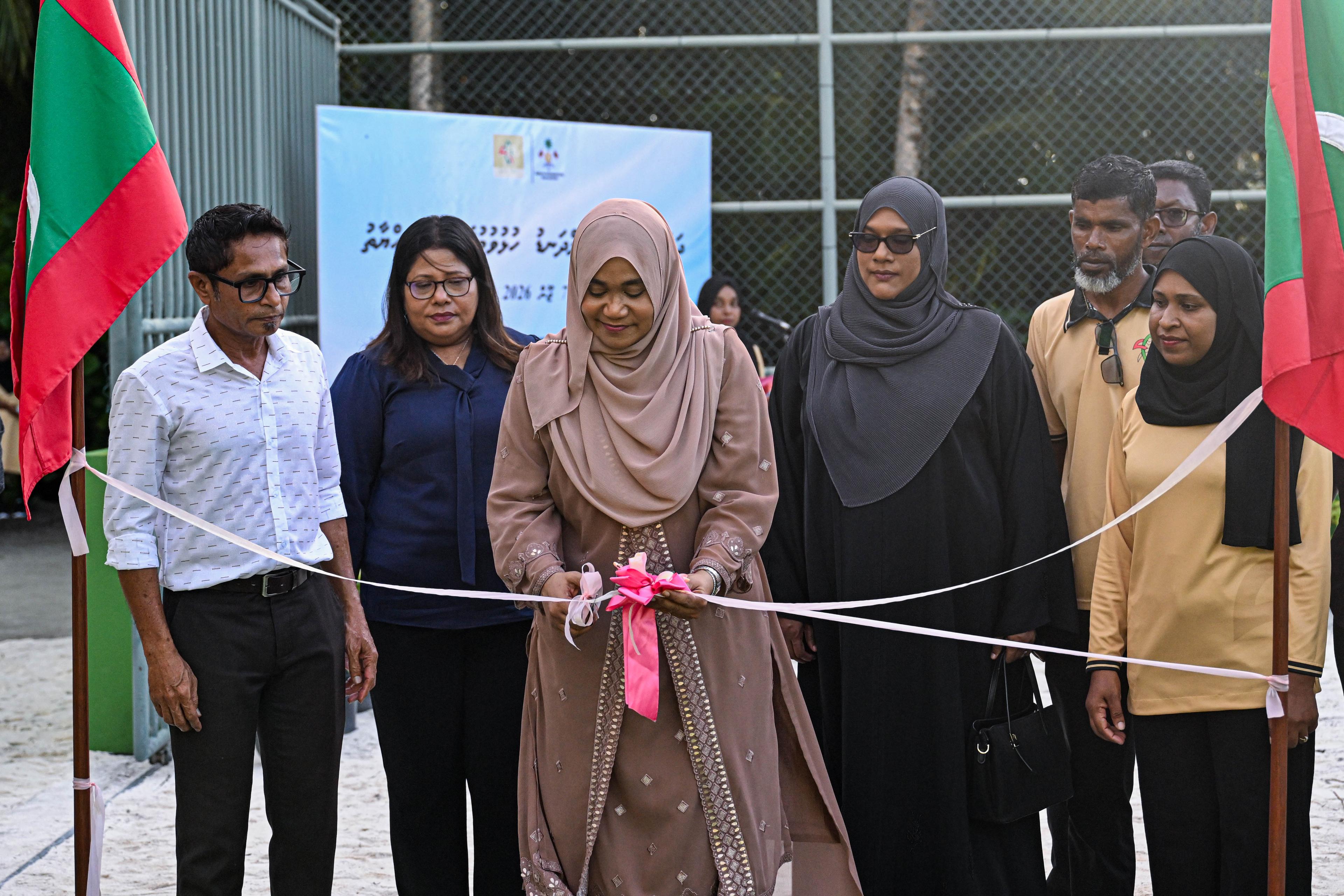 ފ. ދަރަނބޫދޫ ފުޓްސަލް ދަނޑު  ފަސްޓް ލޭޑީ މެޑަމް ސާޖިދާ ހުޅުއްވައިދެއްވައިފި