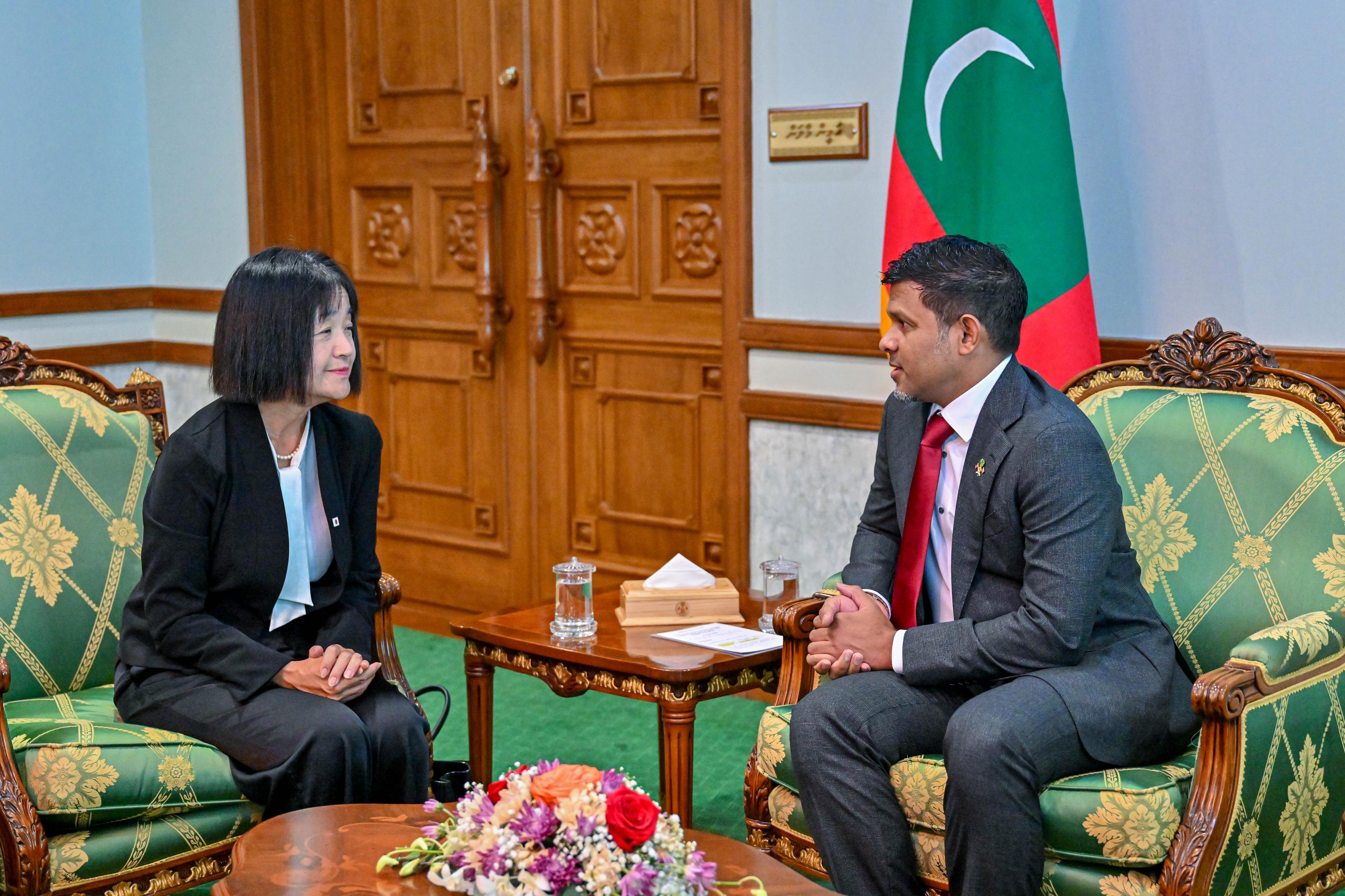 ނައިބު ރައީސް ޖަޕާނުގެ ސަފީރާއި ބައްދަލުކުރައްވައިފި 