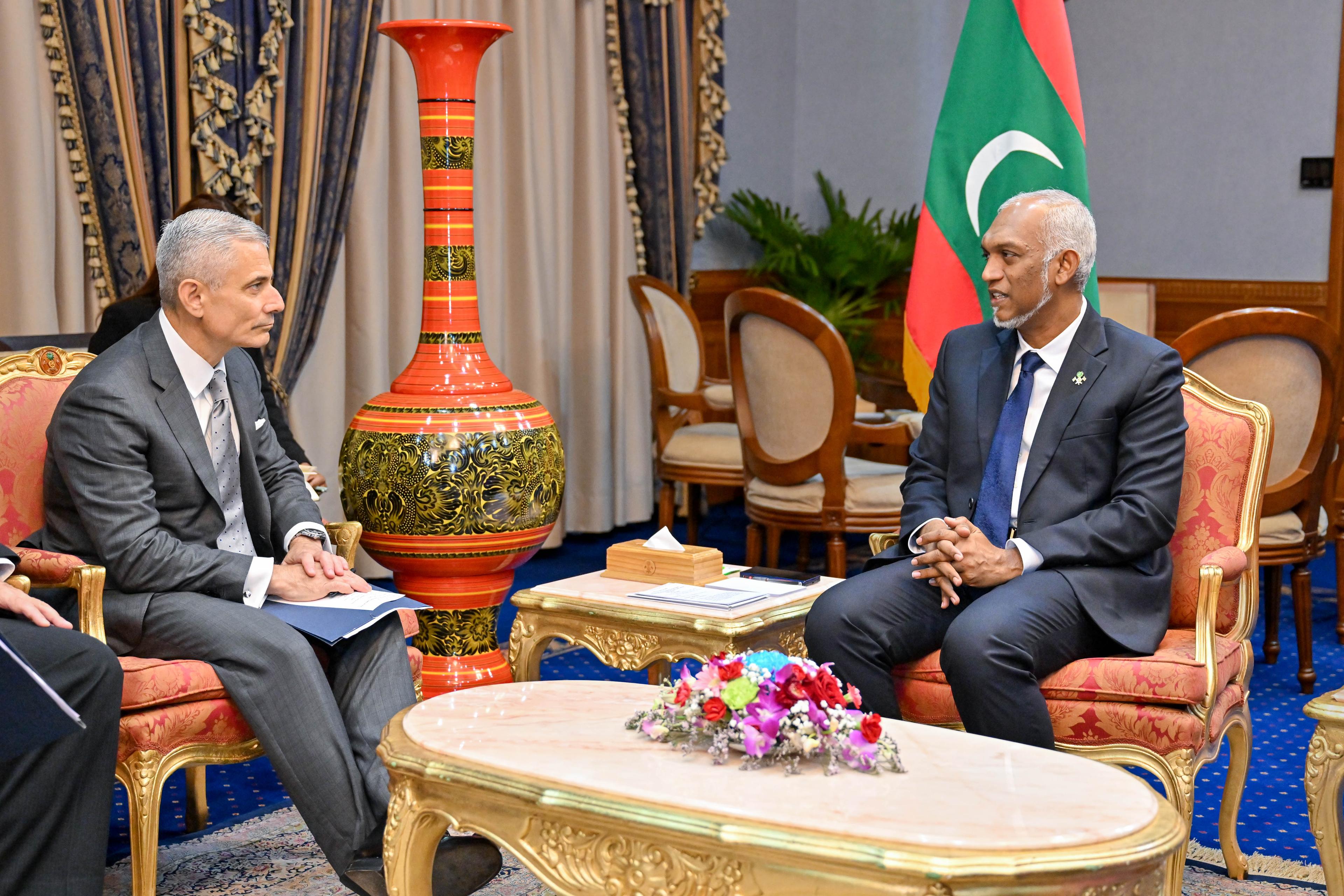 އެމެރިކާ އާއި އެކު ވިޔަފާރީގެ ގުޅުން ބަދަހިކުރަން މަޝްވަރާކޮށްފި 